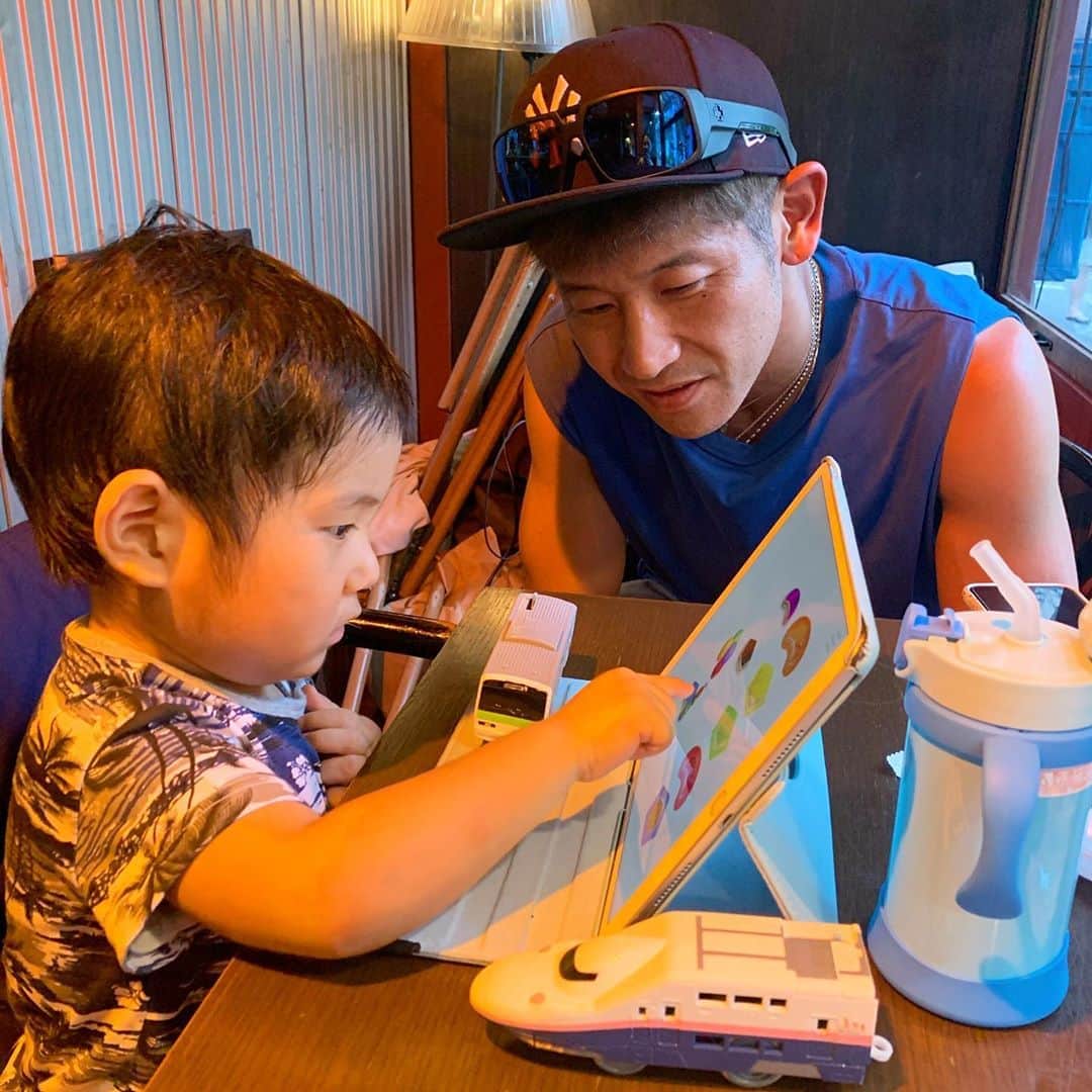 藤田志穂さんのインスタグラム写真 - (藤田志穂Instagram)「最近は 保育園でもアプリでも、パズルが好きな様子🧩 ・ 家にあるパズルは多くて６ピース位までのしか置いてないんだけど、保育園では結構ピースの多いパズルでも遊んでいるらしい🤔 ・ 得意な事は伸ばしてあげたいけど、絶対に気付けばピースが無くなって、「ないー！」って騒ぐのが目に見えてるからなぁ。。。😂 ・ 習い事もなかなか難しいから、家でできる知育的な事はやってあげたい🤔 ・ おススメのパズルがあれば教えて下さい🙏 ・ #2歳 #もうすぐ #2歳10ヶ月  #3歳誕生日  #どうしよう #パズル #知育 #知育玩具  #知育遊び  #ちびっこジャイアン #地蔵タイプ #ふじたの子育て」8月25日 9時58分 - shiho_fujita44