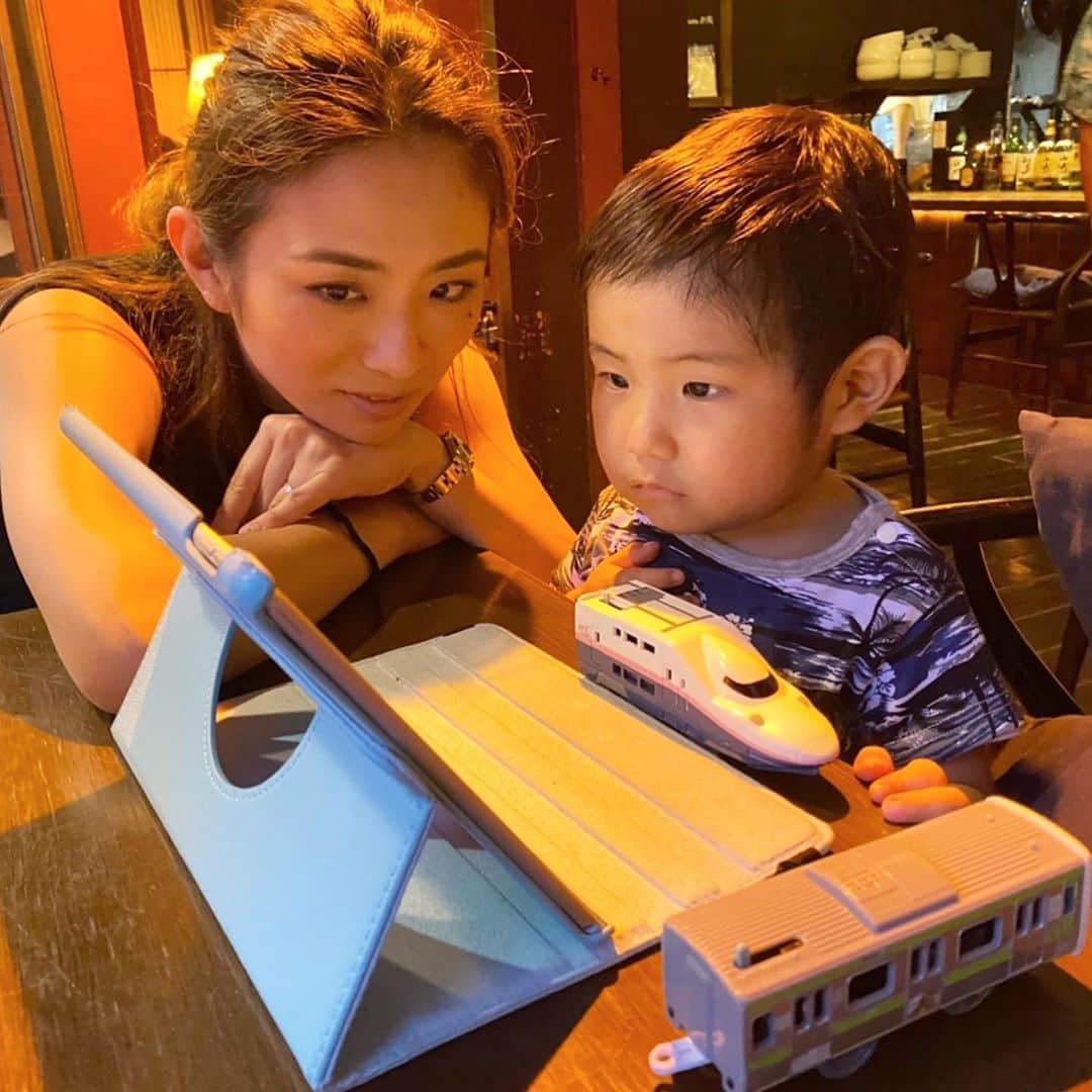 藤田志穂さんのインスタグラム写真 - (藤田志穂Instagram)「最近は 保育園でもアプリでも、パズルが好きな様子🧩 ・ 家にあるパズルは多くて６ピース位までのしか置いてないんだけど、保育園では結構ピースの多いパズルでも遊んでいるらしい🤔 ・ 得意な事は伸ばしてあげたいけど、絶対に気付けばピースが無くなって、「ないー！」って騒ぐのが目に見えてるからなぁ。。。😂 ・ 習い事もなかなか難しいから、家でできる知育的な事はやってあげたい🤔 ・ おススメのパズルがあれば教えて下さい🙏 ・ #2歳 #もうすぐ #2歳10ヶ月  #3歳誕生日  #どうしよう #パズル #知育 #知育玩具  #知育遊び  #ちびっこジャイアン #地蔵タイプ #ふじたの子育て」8月25日 9時58分 - shiho_fujita44