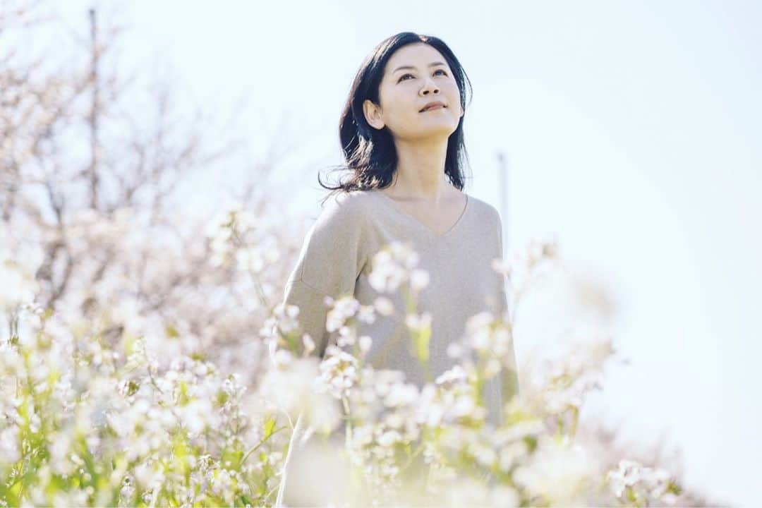 睦のインスタグラム：「17年前の今日、 心臓の手術を受けました。  なので、毎年。  8/25は、 私にとって 手術記念日。  しかし。  今年の夏は、 コロナ禍の上に、酷暑。  もし。  心臓が治ってなかったら より家から 出れなかっただろうなぁと 思うと同時に。  当時、 お世話になった 医療従事者の皆さんに 改めて 感謝している日々。  そして。  また改めて お世話にならない事が 恩返しだと 思っています。  そして、ここ数年。  毎年、この頃は 撮影のお仕事が 入るなぁと。  正直、夏は 昔から本当に 苦手なんですが。  せっかく 治ったんだから 頑張りなさいよ〜と 言われているような 気持ちにもなります。  今年の夏はさらに。  コロナ、 酷暑、 クーラー病、 ホットフラッシュなどなど。  色々重なって、 めげ気味ですが。  色んな事が、 少しでも 早く落ち着きますように。  Photo @yoshiyukimizuno  Hairmake @phogotobox  #撮影  #shooting  #手術  #記念日  #surgery  #photographer  #hairmake  #aniversary  #苦手  #ホットフラッシュ　 #heaven  #猛暑  #夏  #クーラー病　 #smile  #life  #命  #心  #hearts  #カメラマン  #ヘアメイク　 #summer  #感謝　する日 #作詞家  #artist  #lyricist  #model  #モデル　 #井上睦都実 #睦」