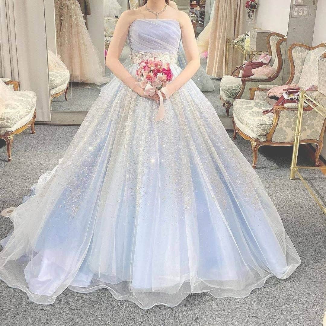 ♡プラコレWedding·⋆*さんのインスタグラム写真 - (♡プラコレWedding·⋆*Instagram)「@placolewedding【#Dressy花嫁 】【#プラコレ】をつけて投稿&フォローしてね♩ . ＝＝＝＝＝＝＝＝ . お洒落なブルードレスで 爽やか&大人な花嫁さまに👰♡   多くの花嫁さまから愛されるブルードレスは 濃淡によって印象がガラリと変わります* ボリュームたっぷりのチュールで 華やかさもアップ👗💠 . ＝＝＝＝＝＝＝＝ 📷 photo by @yuuuuu_mifi さん ＝＝＝＝＝＝＝＝ 『#Dressy花嫁』『#プラコレ』の ハッシュタグをつけて写真をUPしてね✦ 花嫁アプリ『Dressy by プラコレ』の 記事に掲載＆リグラムされるかも♩ . みなさまからのいいねや保存 コメントをお待ちしています♥ 「このウェディングドレス可愛い！」 「ヘアスタイルも気になる！！」 「今の花嫁さんの流行りは！？」etc. . ＝＝＝＝＝＝＝＝ 花嫁アプリでは、 プロのアドバイザーに結婚式の相談を何度でも♡ ウェディングドレスの記事や、 自分のウェディングレポを残せちゃう♡” . ＞＞＞TOPのURLからcheck ⋈ @placolewedding ＞＞＞結婚のご相談は プラコレウェディングアドバイザーへ♡ @wedding_adviser ＞＞＞ウェディングレポを残したいなら、 farny by プラコレをcheck ✎ @farny_wedding ＞＞＞ウェディングアイデア＆DIYは ドレシーアイデアをcheck ❁ @dressy_idea >>>素敵なドレスに出会いたい花嫁さま♡ @dressyonline_をcheck . ＝＝＝＝＝＝＝＝ . #プレ花嫁 #卒花 #花嫁 #卒花嫁 #結婚 #結婚式 #結婚準備 #花嫁準備 #weddingtbt #ウェディングドレス #インポートドレス #トータルコーディネート #花嫁コーディネート #試着レポ #farnyレポ #2021春婚 #2020秋婚 #2020冬婚 #刺繍ドレス #カラードレス #お色直し #中座 #お洒落花嫁 #チュール #ドレス試着 #ブルードレス」8月25日 9時59分 - placole_dressy