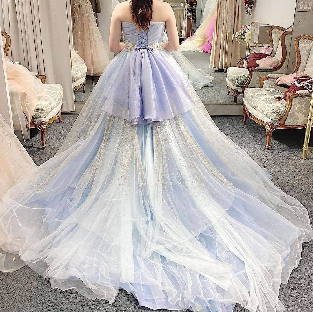 ♡プラコレWedding·⋆*さんのインスタグラム写真 - (♡プラコレWedding·⋆*Instagram)「@placolewedding【#Dressy花嫁 】【#プラコレ】をつけて投稿&フォローしてね♩ . ＝＝＝＝＝＝＝＝ . お洒落なブルードレスで 爽やか&大人な花嫁さまに👰♡   多くの花嫁さまから愛されるブルードレスは 濃淡によって印象がガラリと変わります* ボリュームたっぷりのチュールで 華やかさもアップ👗💠 . ＝＝＝＝＝＝＝＝ 📷 photo by @yuuuuu_mifi さん ＝＝＝＝＝＝＝＝ 『#Dressy花嫁』『#プラコレ』の ハッシュタグをつけて写真をUPしてね✦ 花嫁アプリ『Dressy by プラコレ』の 記事に掲載＆リグラムされるかも♩ . みなさまからのいいねや保存 コメントをお待ちしています♥ 「このウェディングドレス可愛い！」 「ヘアスタイルも気になる！！」 「今の花嫁さんの流行りは！？」etc. . ＝＝＝＝＝＝＝＝ 花嫁アプリでは、 プロのアドバイザーに結婚式の相談を何度でも♡ ウェディングドレスの記事や、 自分のウェディングレポを残せちゃう♡” . ＞＞＞TOPのURLからcheck ⋈ @placolewedding ＞＞＞結婚のご相談は プラコレウェディングアドバイザーへ♡ @wedding_adviser ＞＞＞ウェディングレポを残したいなら、 farny by プラコレをcheck ✎ @farny_wedding ＞＞＞ウェディングアイデア＆DIYは ドレシーアイデアをcheck ❁ @dressy_idea >>>素敵なドレスに出会いたい花嫁さま♡ @dressyonline_をcheck . ＝＝＝＝＝＝＝＝ . #プレ花嫁 #卒花 #花嫁 #卒花嫁 #結婚 #結婚式 #結婚準備 #花嫁準備 #weddingtbt #ウェディングドレス #インポートドレス #トータルコーディネート #花嫁コーディネート #試着レポ #farnyレポ #2021春婚 #2020秋婚 #2020冬婚 #刺繍ドレス #カラードレス #お色直し #中座 #お洒落花嫁 #チュール #ドレス試着 #ブルードレス」8月25日 9時59分 - placole_dressy