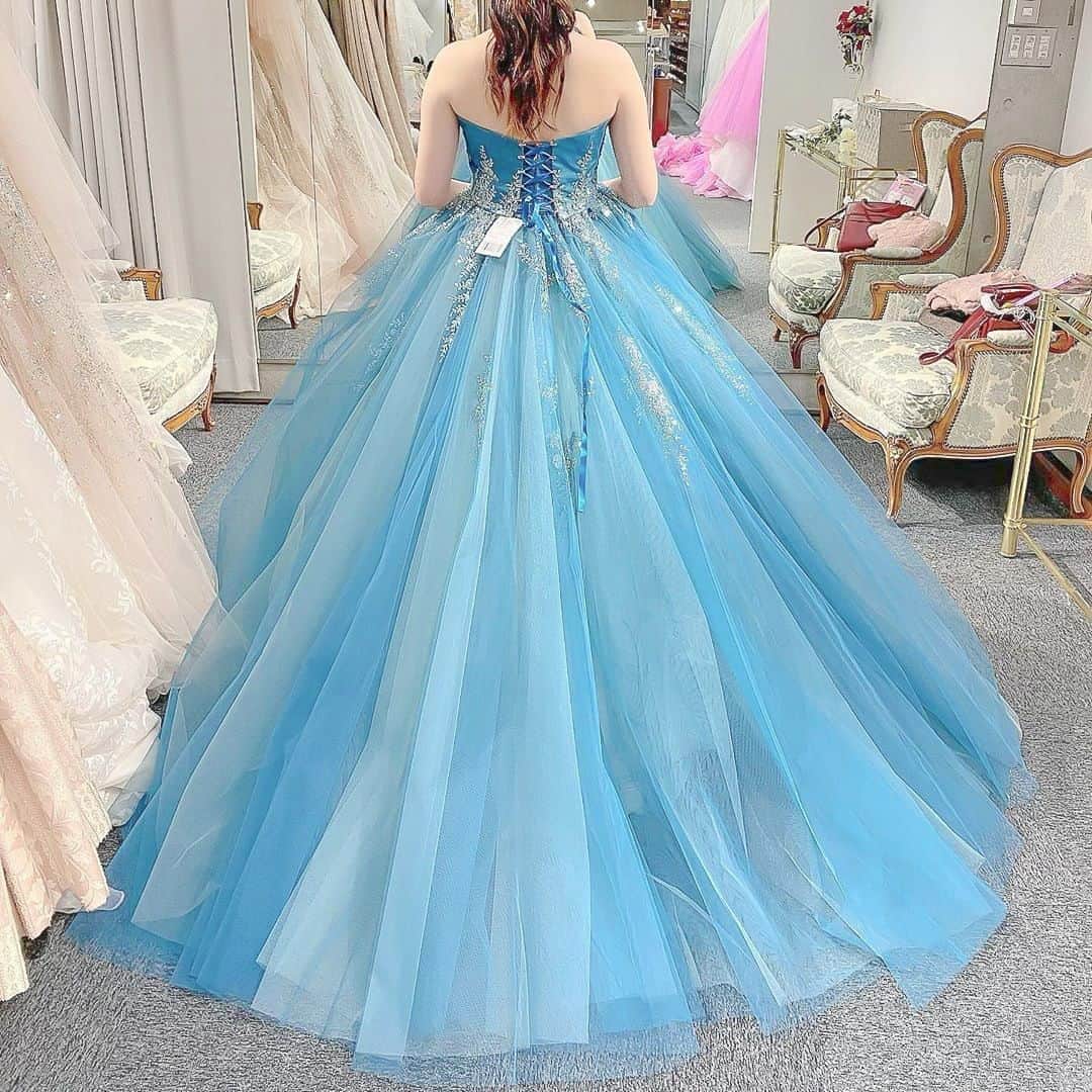 ♡プラコレWedding·⋆*さんのインスタグラム写真 - (♡プラコレWedding·⋆*Instagram)「@placolewedding【#Dressy花嫁 】【#プラコレ】をつけて投稿&フォローしてね♩ . ＝＝＝＝＝＝＝＝ . お洒落なブルードレスで 爽やか&大人な花嫁さまに👰♡   多くの花嫁さまから愛されるブルードレスは 濃淡によって印象がガラリと変わります* ボリュームたっぷりのチュールで 華やかさもアップ👗💠 . ＝＝＝＝＝＝＝＝ 📷 photo by @yuuuuu_mifi さん ＝＝＝＝＝＝＝＝ 『#Dressy花嫁』『#プラコレ』の ハッシュタグをつけて写真をUPしてね✦ 花嫁アプリ『Dressy by プラコレ』の 記事に掲載＆リグラムされるかも♩ . みなさまからのいいねや保存 コメントをお待ちしています♥ 「このウェディングドレス可愛い！」 「ヘアスタイルも気になる！！」 「今の花嫁さんの流行りは！？」etc. . ＝＝＝＝＝＝＝＝ 花嫁アプリでは、 プロのアドバイザーに結婚式の相談を何度でも♡ ウェディングドレスの記事や、 自分のウェディングレポを残せちゃう♡” . ＞＞＞TOPのURLからcheck ⋈ @placolewedding ＞＞＞結婚のご相談は プラコレウェディングアドバイザーへ♡ @wedding_adviser ＞＞＞ウェディングレポを残したいなら、 farny by プラコレをcheck ✎ @farny_wedding ＞＞＞ウェディングアイデア＆DIYは ドレシーアイデアをcheck ❁ @dressy_idea >>>素敵なドレスに出会いたい花嫁さま♡ @dressyonline_をcheck . ＝＝＝＝＝＝＝＝ . #プレ花嫁 #卒花 #花嫁 #卒花嫁 #結婚 #結婚式 #結婚準備 #花嫁準備 #weddingtbt #ウェディングドレス #インポートドレス #トータルコーディネート #花嫁コーディネート #試着レポ #farnyレポ #2021春婚 #2020秋婚 #2020冬婚 #刺繍ドレス #カラードレス #お色直し #中座 #お洒落花嫁 #チュール #ドレス試着 #ブルードレス」8月25日 9時59分 - placole_dressy