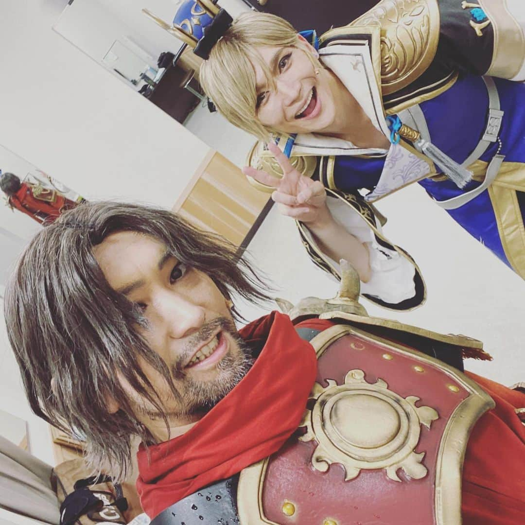 丘山晴己さんのインスタグラム写真 - (丘山晴己Instagram)「２０周年記念舞台真・三国無双〜赤壁の戦いIF 無事大千秋楽を迎える事できました❤️💕✨　ご来場くださりましたお客様そして配信でご覧になってくださいました皆様本当にありがとうございました❤️😭🌈毎公演後沢山のメッセージやlikeをありがとうございました😊❤️毎度すごく励みになってます！そしてこのステージを可能にしてくださったスタッフ＆関係の皆様お疲れ様でした💗✨本当にどうもありがとうございました！ 本当にこの時代に誰一人かける事なく千秋楽を迎えられたのは奇跡であり感謝しかありません！また素敵な作品に出会うことが出来、幸せいっぱいです！ 稽古も本番も短かったですが、普通のカルピスではなく 超凝縮タイプのカルピス！濃厚も濃厚でここまで没頭させていただいたのはとても久しぶりでした😂✨❤️ 三国史の歴史は膨大の量でしたが、YouTube殿のおかげ色々な情報をはるちゃんの脳みそにダウンロードしていくことがスムーズに出来ました💫ありがとうございました😊郭嘉様のお勉強もゲームと同時にYouTube殿より色々お世話になりました✨  キャストの皆様は本当に素敵で暖かくそして明るく、みんなお互いにリスペクトし合い舞台袖で「お前良かったじゃん」とかいいあってるんです！そした個々それぞれめちゃめちゃキャラも濃く、特に歌のお兄さん！お勉強になりました😂✨そして、皆んなめちゃめちゃおもしろく😂✨疲れのピークに来ても楽屋は常に笑い声でいっぱいでした🥰ご飯いきたかった😭😭本当コロナちゃんSだなー😂✨ もっと一緒にいたかったなとおもえる愛に溢れた座組みでした😭❤️💗🌈　 やばいみんな好き❤️❤️❤️❤️ 本当にありがとうございました😊 もっと写真撮りたかった💗💗💗  そして演出の西田さんは稽古初日から 超サクサクと進行していただきでも大事なポイントや見せ方はクリティカルヒット連発で、覚える必要が無く体にスッと入ってくる進行の仕方ではるちゃん完全にLOVEです❤️❤️ そして色々学ばせて頂きました！これからもいっぱいまなばせて頂きたいです🌟💫⭐️本当にありがとうございました😊  毎公演同じ事思うのですが 郭嘉様を演じさせてもらうにあたり、3歳の初舞台からアメリカそしてここ3年で色々日本でやらしていただいた経験が大きいビンの中のキャンディーの様に溜っていき必要な時にそのキャンディーを色々だして新しキャンディーを作ったり その工程もまた素敵なキャンディーになりビンに戻す感覚があります✨そのビンの存在に気付かせくれたのがrentでした❤️こうしたビンの中のキャンディーをこれからも色々な形「経験」として納めていき色んな味も自分次第で好みに変えていける様これからも精進していきたいなとおもいます。  日常生活もお仕事も時代もいい時も思い通りにいかない時もあり、それも全部 調理しだいでバラエティに富んだ心の富の「味」になり、必ず美味しいと感じ常に笑顔と感謝に満ちた毎日を過ごせる様に一緒に楽しんでいきましょうね❤️💕💗✨  ハンモック楽屋、波岡さんが嬉しそうにプラネタリウムのスイッチつけてみんなで「うぉおおお」って言ったときの波岡さんの嬉しそうな横顔、わすれられません　曹操殿！最高です❤️😂  この作品で郭嘉様演じられて、そしてこのカンパニー＆スタッフで駆け抜けられて！はるちゃん最高にハッピいいいいいいいいふぉおおおおおおおおおおおおおおおおおおおおおお❤️  皆様本当にどうもありがとうございました！❤️❤️❤️  🍶またすぐ会おうね、最短にして最良のやり方で、、、ね🍶　bgm♪  #舞台真三国無双IF大千秋楽 #真三国無双if  #郭嘉 #丘山晴己」8月25日 10時03分 - haruki_kiyama