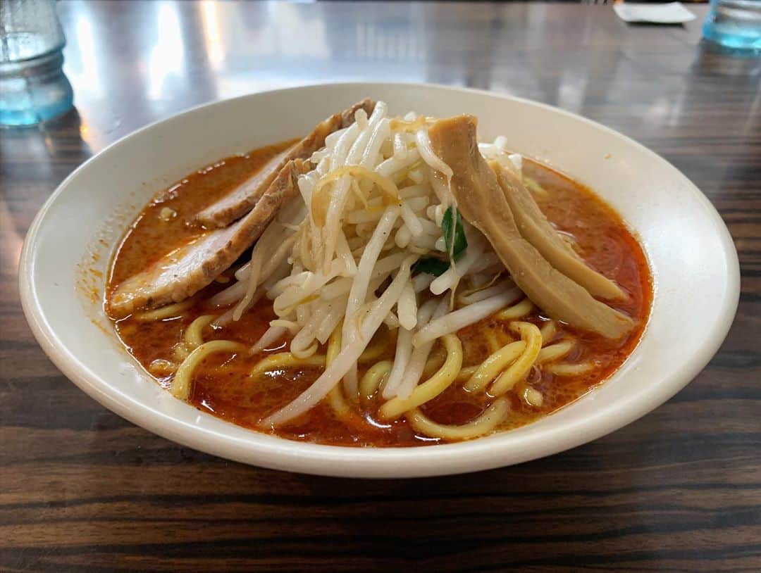 SUSURUさんのインスタグラム写真 - (SUSURUInstagram)「野方の味噌麺処！ 今をときめくモデル女優・奥山かずささんと行ってきました🍥 コク深い辛さの味噌スープは注文が入るたびに炒めるスタイルで、店内にはいい香りが充満しています。 モッチリ食感の太麺は風味よく、スープとの絡みも抜群🍥 油を絡めたシャキと歯応えの良いもやしもスープと合わせて食らうと好相性◎ やっぱ花道うめえっ！ 奥山さんも大満足でした👏 #susuru_tv #1704日目 #味噌麺処花道 #野方 #東京 #辛味噌ラーメン #超うまい  #ラーメン #らーめん #ramen #ラーメン部 #ramennoodles #毎日ラーメン生活 #麺スタグラム #japaneseramen #japanramen #foodstagram #foodie #noodles #instanoodle #instaramen #instafood #susururecommended #野方ラーメン #東京ラーメン」8月25日 10時21分 - susuru_tv