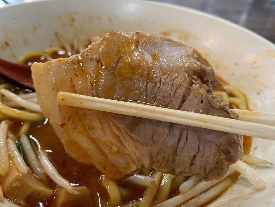 SUSURUさんのインスタグラム写真 - (SUSURUInstagram)「野方の味噌麺処！ 今をときめくモデル女優・奥山かずささんと行ってきました🍥 コク深い辛さの味噌スープは注文が入るたびに炒めるスタイルで、店内にはいい香りが充満しています。 モッチリ食感の太麺は風味よく、スープとの絡みも抜群🍥 油を絡めたシャキと歯応えの良いもやしもスープと合わせて食らうと好相性◎ やっぱ花道うめえっ！ 奥山さんも大満足でした👏 #susuru_tv #1704日目 #味噌麺処花道 #野方 #東京 #辛味噌ラーメン #超うまい  #ラーメン #らーめん #ramen #ラーメン部 #ramennoodles #毎日ラーメン生活 #麺スタグラム #japaneseramen #japanramen #foodstagram #foodie #noodles #instanoodle #instaramen #instafood #susururecommended #野方ラーメン #東京ラーメン」8月25日 10時21分 - susuru_tv