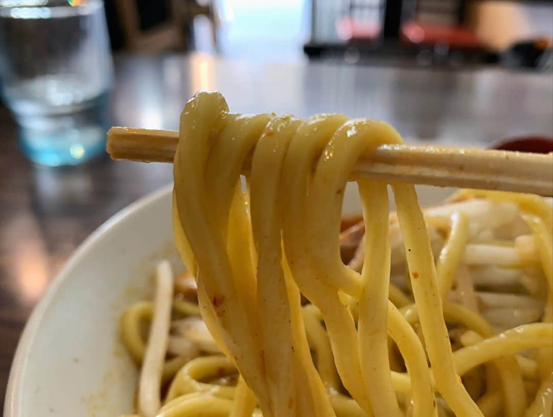 SUSURUさんのインスタグラム写真 - (SUSURUInstagram)「野方の味噌麺処！ 今をときめくモデル女優・奥山かずささんと行ってきました🍥 コク深い辛さの味噌スープは注文が入るたびに炒めるスタイルで、店内にはいい香りが充満しています。 モッチリ食感の太麺は風味よく、スープとの絡みも抜群🍥 油を絡めたシャキと歯応えの良いもやしもスープと合わせて食らうと好相性◎ やっぱ花道うめえっ！ 奥山さんも大満足でした👏 #susuru_tv #1704日目 #味噌麺処花道 #野方 #東京 #辛味噌ラーメン #超うまい  #ラーメン #らーめん #ramen #ラーメン部 #ramennoodles #毎日ラーメン生活 #麺スタグラム #japaneseramen #japanramen #foodstagram #foodie #noodles #instanoodle #instaramen #instafood #susururecommended #野方ラーメン #東京ラーメン」8月25日 10時21分 - susuru_tv