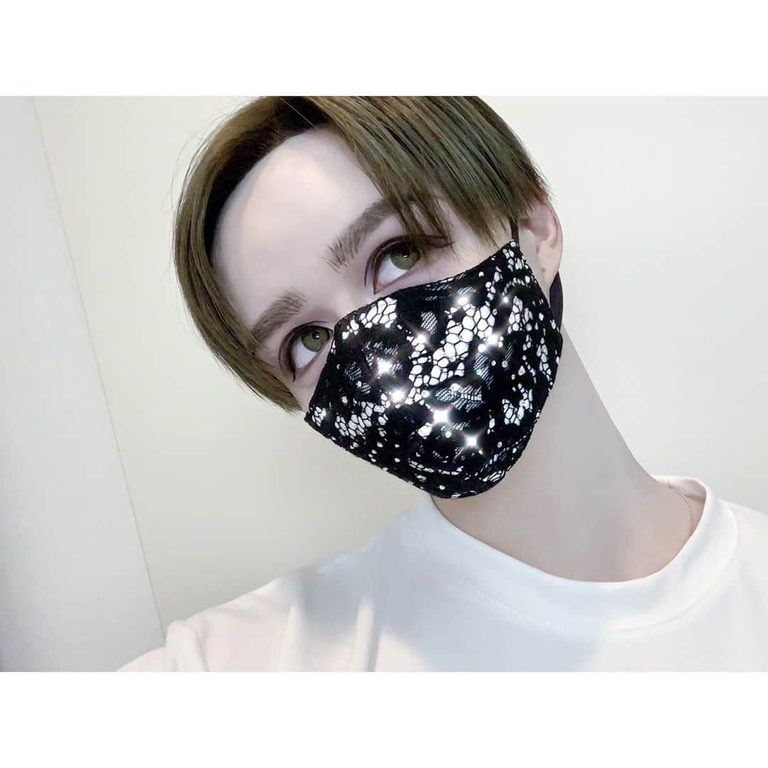 Matt（マット）さんのインスタグラム写真 - (Matt（マット）Instagram)「・ 僕のマスクはこちら♥️ @mask_by_jun_ashida さんのマスク💋 ブラックレースにスワロがついてるの😆✨ キラッキラに光るよ🏹💖✨ だからマスクをつけてる間もオシャレで、気分もあがる💞 他にもいろんなデザインあって、オンラインで購入できるよ❤︎(写真4枚目) 僕が今つけてるのは今度リニューアルされるもので、 抗ウイルスフィルターが内臓されたマスクになってます！ こちらは9/15に発売されます♥️ 洗って使えるのでとっても便利⭐️ 特別なマスク姿、ワンランク上の自分にしたい人は是非💞 マスクもメイクもファッションも楽しんで過ごしてね🌈」8月25日 10時16分 - mattkuwata_official2018