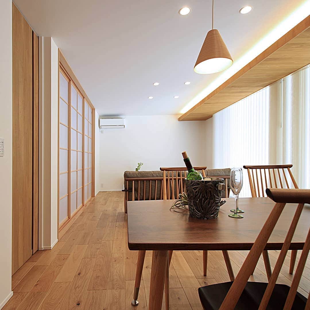 OUKEN DESIGN - 株式会社旺建さんのインスタグラム写真 - (OUKEN DESIGN - 株式会社旺建Instagram)「. 【なごみの和風ダイニング】 . 和の雰囲気は、やはり日本人にとって心が落ち着くもの。 . 和といえば木の雰囲気を活かしたデザインが特徴ですね。 写真のように、床・天井にも木を取り入れ、間接照明と窓から差し込む自然光により木のぬくもりを存分に感じられます。 . 壁紙やフローリングの造りは洋風でも、和モダンの強い家具や和風なインテリアで和風ダイニングにすることができますよ。 . ◇柏木工　CIVIL　ダイニングテーブル　￥148,000～(税別)(in stock) ◇柏木工　CIVIL　チェア　￥43,000～(税別)(in stock) . ※in stock表記がある商品はcocospaceにて取り扱いがございますので、詳細はDMでお気軽にお問い合わせください。 . ---------------------------- ダイニングインテリアのアイディアはこちらから→ @oukendesign ---------------------------- . . #香川の家 #岡山の家 #和 #和風 #和風ダイニング #和風インテリア #和モダン #和モダンインテリア #和風家具 #和み #くつろぎ #くつろぎ空間 #リラックス #こだわりの家具 #こだわりの家 #おしゃれな家 #施工例 #注文住宅 #デザイン住宅 #マイホーム #マイホーム計画 #cocospace #cocospace高松 #ouken #旺建」8月25日 10時20分 - oukendesign