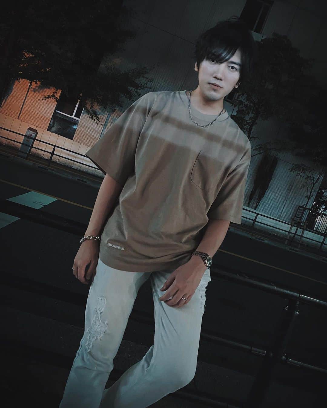 TeddyLoidのインスタグラム：「DECO*27さんからご紹介頂き、ぶんけいさんの新たなファッションブランド『meeme』(ミーム)のトップス(01 Design T-shirt)を着てみました⚡️  普段は着ない色なんだけど、この色味と型がめちゃくちゃ良くて最高です👍  @meeme_tokyo @bunkei.tk」
