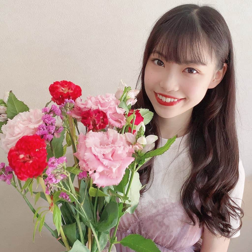 赤山明日香のインスタグラム：「＊ お花をいただきました、、！💐 小さい頃は お花もらっても良さが全然わからなかったけど、 今はとても嬉しい！ 素敵なお花、しっかり手入れするから長持ちしますようにー 舞台もありがとうございました。 . . . . . . . . . . . . . #知恵と希望と極悪キノコ #知恵キノコ #モデル　#grl  #model #ガーリーコーデ #大人ガーリー #rili_tokyo #patra_mag #mery #bis_web #milk_web #ラベンダーコーデ #お花のある暮らし #お花のある生活 #ガーリーファッション #ガーリーブラウス #レースブラウス  #いいね返し　#黒髪ロング  #フェミニンコーデ #韓国ファッション #韓国コスメ　#きれいめコーデ #monun_cute #高身長女子 #ガーリーヘア  #アプレ部」