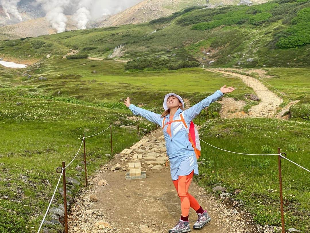 加藤未唯さんのインスタグラム写真 - (加藤未唯Instagram)「道内で最高峰の旭岳⛰ やっぱ山頂はいいな〜すき💓 #旭岳 #大雪山 #山 #百名山 #日本百名山 #登山 #自然 #山頂  #山ガール #⛰#北海道 #Hokkaido #adidas」8月25日 21時18分 - miyukato1121