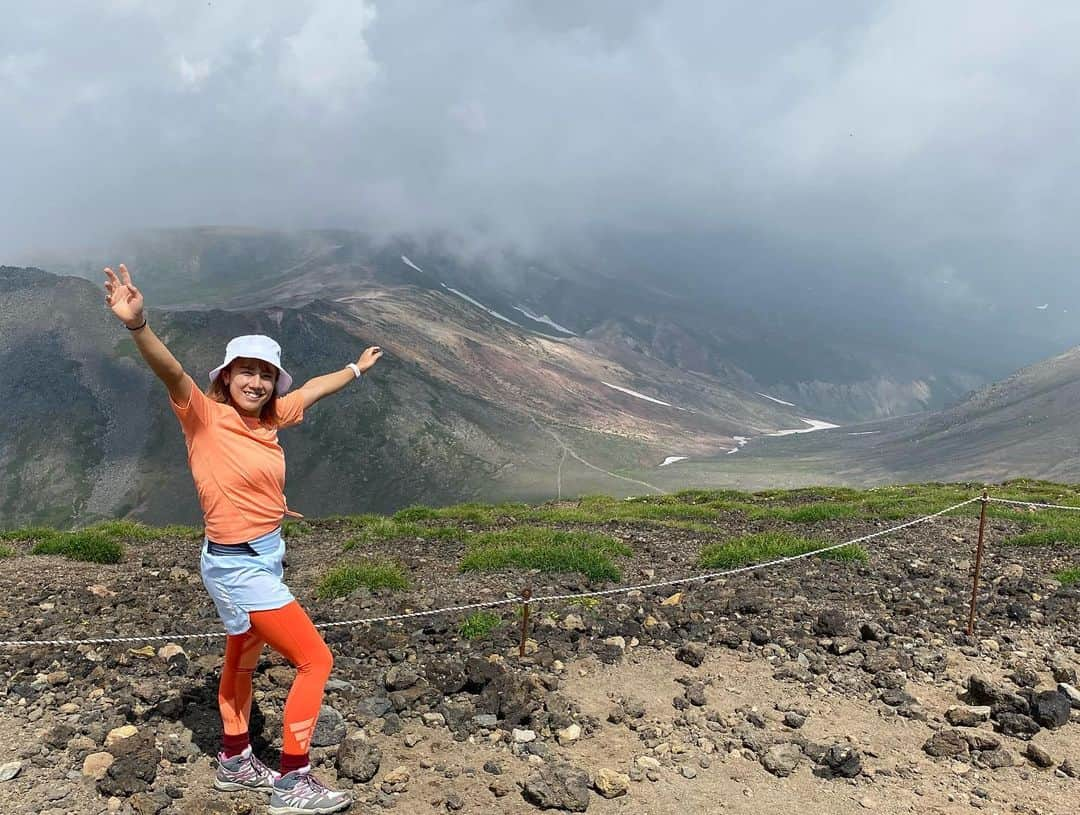 加藤未唯さんのインスタグラム写真 - (加藤未唯Instagram)「道内で最高峰の旭岳⛰ やっぱ山頂はいいな〜すき💓 #旭岳 #大雪山 #山 #百名山 #日本百名山 #登山 #自然 #山頂  #山ガール #⛰#北海道 #Hokkaido #adidas」8月25日 21時18分 - miyukato1121