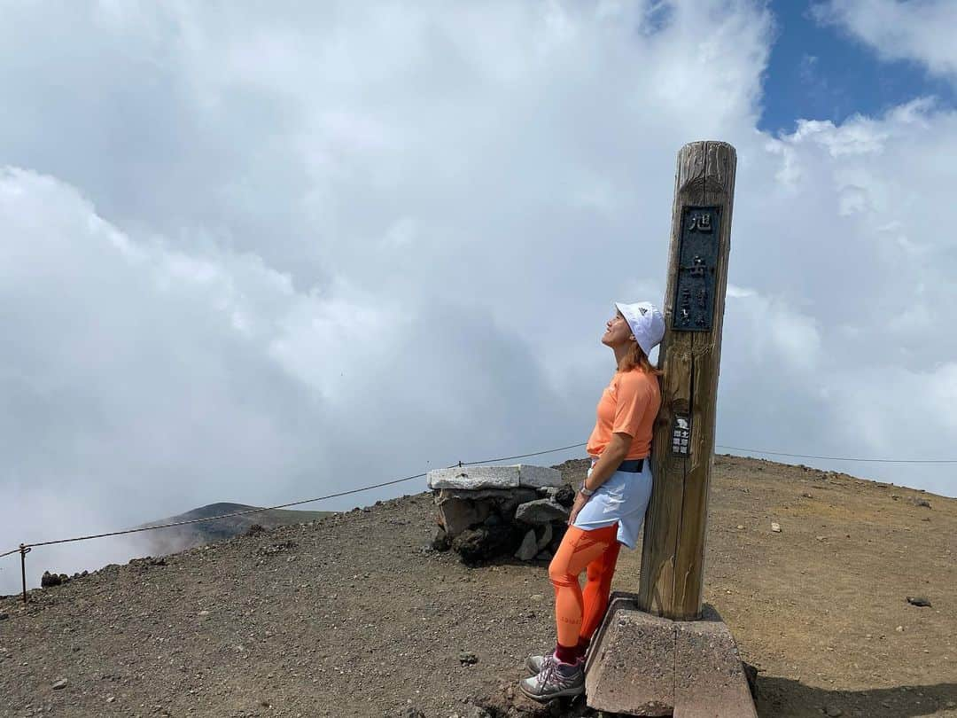 加藤未唯さんのインスタグラム写真 - (加藤未唯Instagram)「道内で最高峰の旭岳⛰ やっぱ山頂はいいな〜すき💓 #旭岳 #大雪山 #山 #百名山 #日本百名山 #登山 #自然 #山頂  #山ガール #⛰#北海道 #Hokkaido #adidas」8月25日 21時18分 - miyukato1121