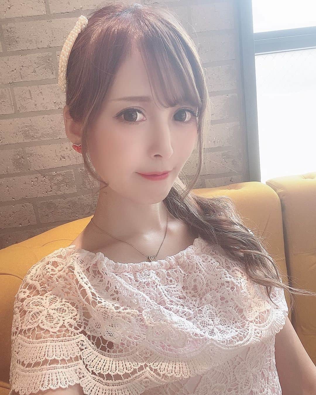 葵井えりかのインスタグラム：「こんばんぽん！暑い日が続くね😫 体調を崩してしまったりもありましたが、お薬飲みながらお仕事頑張ってます💪 . #東京中央美容外科銀座院(@tcbginza)で #TCB式小顔美肌再生 をして1週間ごろの写真！ . 1週目に少し合った頬の腫れも引いて スッキリしたのと、あとお肌の調子がとてもいいです！ 今年の夏はマスク肌荒れなども悩みだったのですが #TCB式小顔美肌再生 の効果かなと思ってます！ 本当にすごくおすすめです(*´꒳`*) . #リフトアップならtcb東京中央美容外科 #美容整形ならtcb東京中央美容外科 #東京中央美容外科#美容外科#銀座#東京中央美容外科銀座院#美容整形#糸リフト#糸スレッド#小顔整形#tcb式小顔美肌再生 #小顔美肌式再生 #小顔美肌式整形#リフトアップ#PR #selfie」