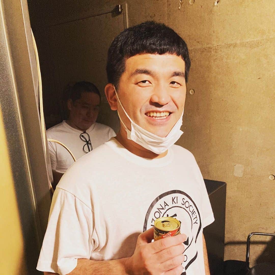 畠中悠のインスタグラム：「ようやく会えました！ 三島さんは喫煙所に、南條さんはマシンガンの前にいました！ 9/10に呼んでいただいたすゑひろがりずさんのトークライブはなんとか開催される事を願ってます！」