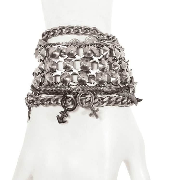 メイデンアートのインスタグラム：「Punk rock cuff♥️ .  #statementbracelet #bracelet #statementjewelry #braceletoftheday #bracelets #braceletlover #jewelrylover #jewelryaddict #style #instajewelry #statementearrings #jewelry #jewelrygram #fashionjewelry #handmadebracelet #handmadejewelry #shopsmall #rings #weddingbracelet #armparty #gold #cuffbracelet #armcandy #goldbracelets #giftideas #designerjewelry #jewelrydesign #vintagejewelry #jewelryjunkie #bhfyp」