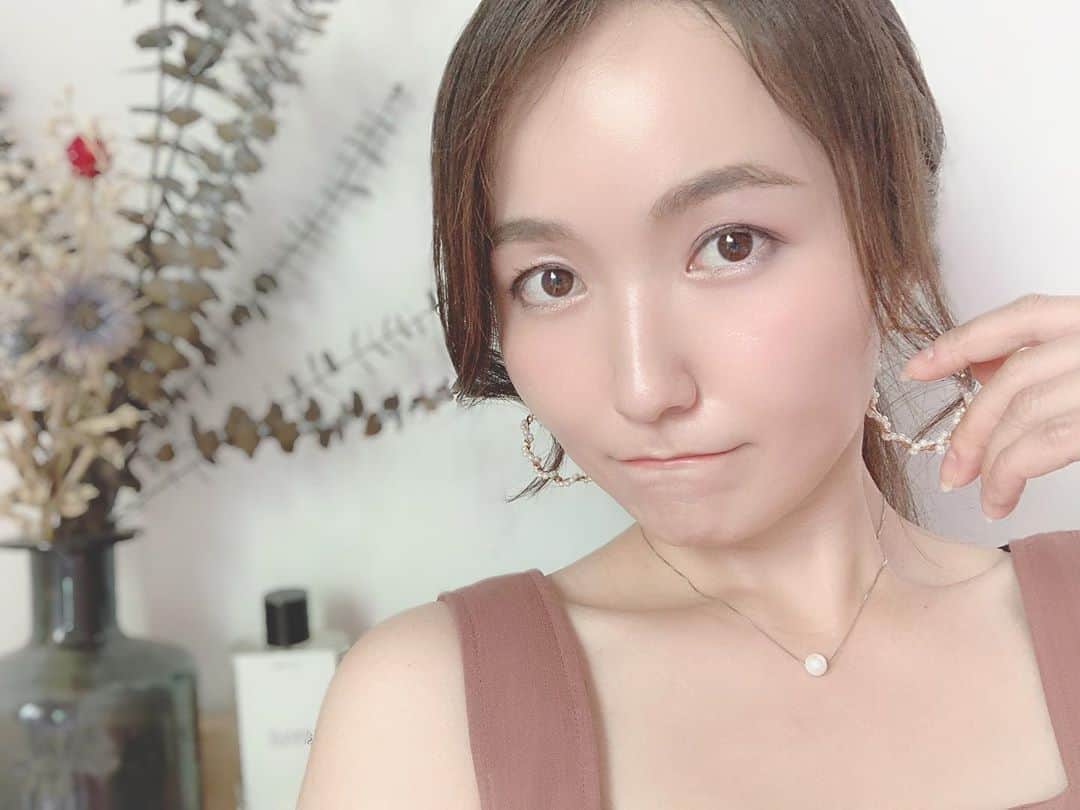 のインスタグラム：「だるだるお肉とおさらばっ👋  少し前になりますが、 ヴェリテクリニック銀座院で 切らないフェイスリフト（コグリフト）を受けてきました！  @veriteculinic_ginza  ムチムチな上に、 年齢によるたるみも加わって、 フェイスラインがゆるゆるだったので、施術を決意っ👍  今回執刀してくださったのは、 #DR三苫葉子（ @yokomitoma ）先生👩‍⚕️  優しく丁寧に、 そして適切にアドバイスしてくださる、先生です！  終始、優しい声がけをしてくれたおかげで、 痛みや恐怖感もなく終えられました。  術後のダウンタイムも短く、 とっても過ごしやすかったですよ★  クリニックは、 銀座の一等地にあり、 ホテルのような高級感漂う雰囲気✨  感染症対策もしっかりと行われているので、安心して伺えました！  お悩みに合わせて、 丁寧にカウンセリングしてくれるので、 気になる方は是非行ってみてくださいね♪ @veriteculinic ...................................................... #ヴェリテクリニック #ヴェリテクリニック銀座 #DR三苫葉子（ @yokomitoma ） #フェイスリフト #フェイスライン #コグリフト #切らないリフトアップ #アンチエイジング #美容医療 #銀座」