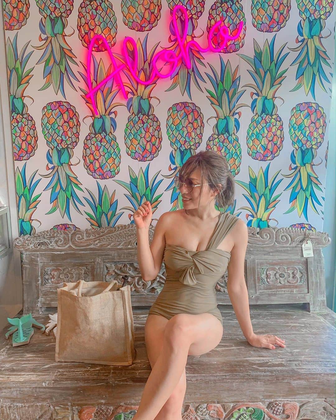 和希詩織のインスタグラム：「🌺👙#summer #swimwear  . . 懐かしのハワイの写真🌺 ジメジメしてなくて大好きな気候で 恋しい🥺💕 . . . 夏といえば肌見せはマストだし 綺麗な肌で夏を楽しみたいよね😋🌺 . . . 銀座カラーで全身脱毛6回のおまとめ予約可能でめちゃ通いやすいし✨ 美容は計画的に限る📝 . . . 無料カウンセリングのご予約は 『　@ginzacalla_official 』の 公式アカウントURLからキャンペーンcheckしてね😋📝 . . . . . . . #銀座カラー　#脱毛　#全身脱毛　#顔脱毛　#callaPR#ハワイ#タビジョ#つるつる#美肌ケア #tabijomap_hawaii #hawaii #waikiki #ビーチ#旅行好きな人と繋がりたい」