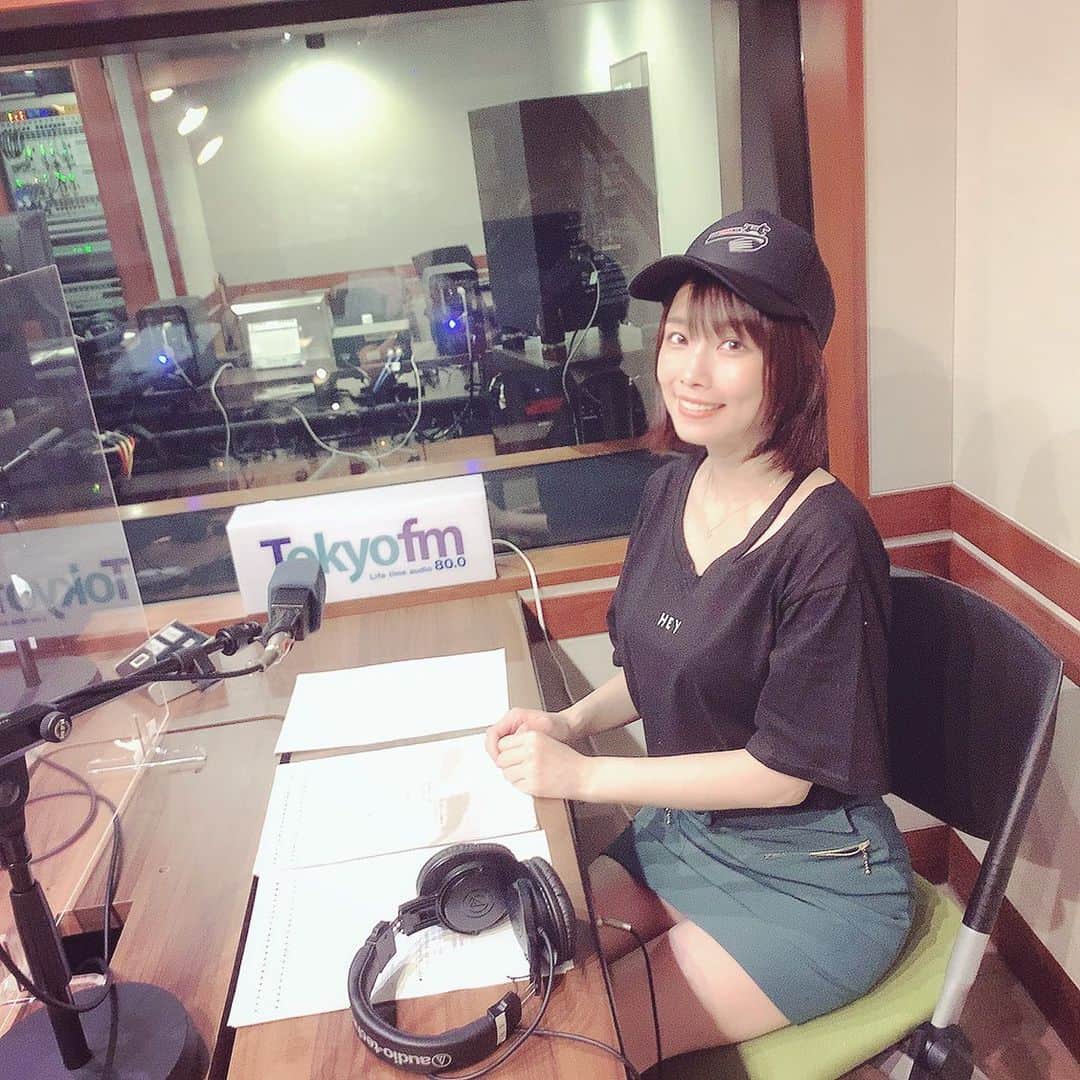 さくまみおのインスタグラム：「昨日の全身写真を見て「痩せた？」と言っていただきましたが…ご安心ください、太ももはふくよかでございます。 というかマッサージしてるからか全体的に私はお肉が柔らかいらしく立ってる時と座ってる時の差が激しい(笑) 3枚目の動画が検証結果( ꒪⌓꒪)💬」