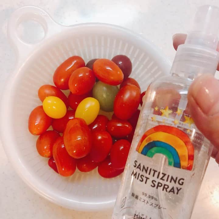 のインスタグラム：「野菜にもシュッシュッと吹きかけて使える✨✨ 酸化が早い野菜の切り口にも使えるみたいです😌（アボカドとか🥑） ミニトマトに吹きかけると 水で洗った時とは違う色の水と 少し油みたいなのが表面に浮いていました😳 ・ 100%天然由来成分でありながら、 99.99%の除菌力を発揮してくれる @mammababy_jp の ◾️除菌ミストスプレー365日 ・ 強い除菌力の元となる成分濃度が高い 365日（約1年）のホタテ貝殻のみを 用いた独自の特殊製法になる 水酸化カルシウム。が ウイルスが生存できない環境にしてくれるみたいです。 ・ 肌に触れた瞬間に中性に戻るため、 刺激の心配もなく ✖️アルコール ✖️次亜塩素酸 ✖️界面活性剤 ✖️防腐剤 ✖️着色料 ✖️無香料 ✖️シリコン フリーだから、 ⚫︎おしゃぶり ⚫︎おもちゃ ⚫︎マスク ⚫︎野菜、果物 ⚫︎室内空間 ⚫︎洋服 etc... 衣類や食卓、子供の物、暮らしのあらゆるシーンで使える✨ ・ #ホタテ貝殻 #ママベビー #mammababy #除菌スプレー」
