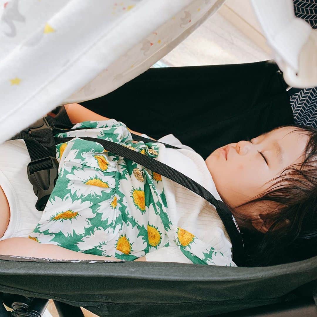 しほの涼のインスタグラム：「ベビーカーでグッスリ2時間☺️ 足が飛びでてんのが可愛いんよ。 #1歳 #1歳女の子 #一歳女の子 #１歳女の子 #女の子 #1歳児ママ」
