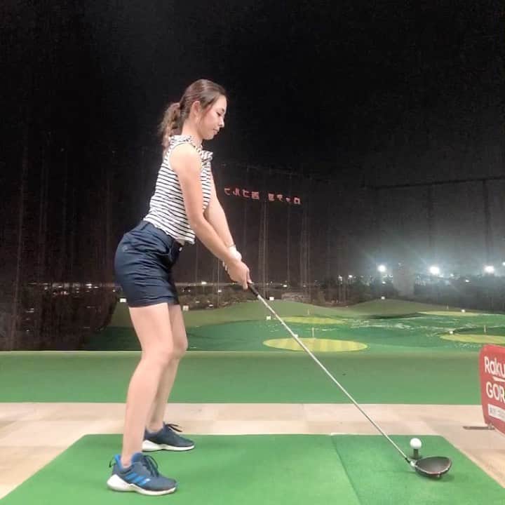 神崎美羽のインスタグラム：「インドアの練習だとちょっと不安だなーって思って、 久しぶりに広いとこで練習！ って思ってロッテ行ったらビビるぐらい激混みでした😅  みんな行くところないよねー、打ちっぱなしいくか！ってなるよねー💦  スイングの矯正中！まだまだ練習しなきゃだ！  #golf #ゴルフ　#ゴルフ女子　#golfstagram #golfswing #golflife #golfwear #golfgirl #golftoday #GT birdies #ゴルフ好きな人と繋がりたい」