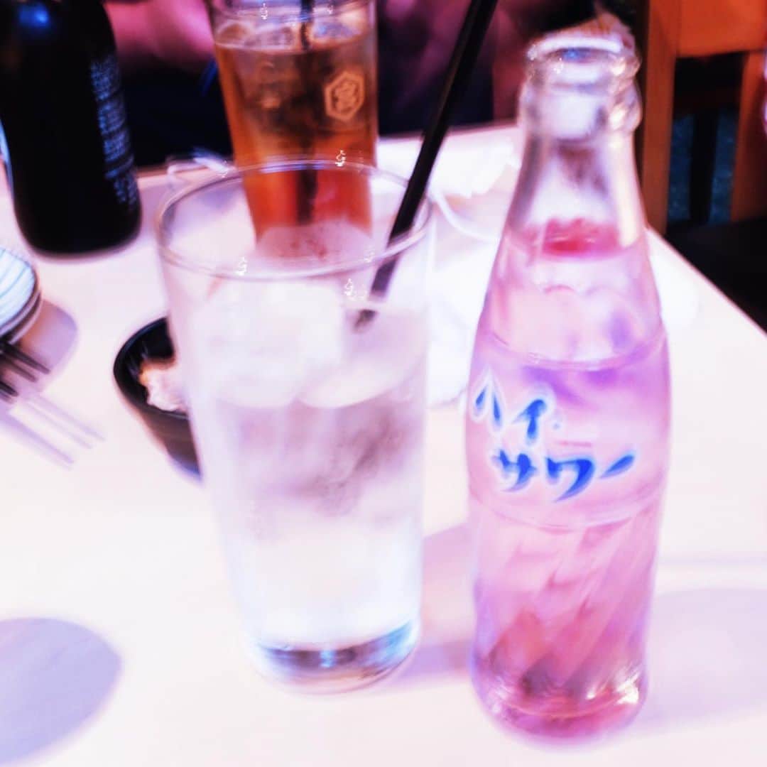 倉田茉美さんのインスタグラム写真 - (倉田茉美Instagram)「🖤🐳 占い結果教えてくれてありがとう！ 今週もふぁいとです。 一人で酒を飲む習慣をやめまして、お酒にめっぽう弱くなりました。  #実際もっと肌黒い　#イラストも」8月25日 19時59分 - sena_sayu122