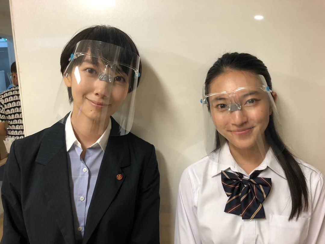 テレビ朝日「未解決の女　警視庁文書捜査官」のインスタグラム：「朋( #波瑠 )&彩子( #久保田紗友 )📸✨  第4話は 警視庁に来た彩子の相談をきっかけに 朋がはるばる山形へと足を運びます🚅💨  #未解決の女 まであと2日🌻」