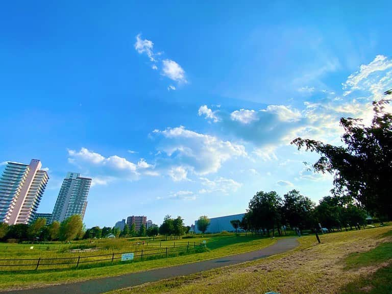 夏目亜季さんのインスタグラム写真 - (夏目亜季Instagram)「【荒川区の自然】  東京の自然も最高。  京都の舞鶴時代、『春のうららの隅田川〜♫』って音楽の時間習ってたけど、隅田川なんて遠すぎる存在で、どこやねん。伊佐津川しかしらんわ。と思ってたけど、そんな隅田川のそばに住んでます。 歩いて伊佐津川から歩いて隅田川。 隅田川より伊佐津川の方が綺麗。 伊佐津川が恋しい笑  明日は健康診断です！！ 学生のときは学校で受けたけど そこからフリーランスだったので 自分の病気に関する検査しかしてこなかったけど 区役所から毎年健康診断受けれるよ〜っていわれるから今年は受けることにした。 去年は毎月、病気の方で血液検査してるしええかと思ってやらなかった。 明日バリウム人生初めて飲む！怖。 どんなんやろ？楽しみと恐怖と。😉  #荒川区議会議員 #荒川区 #隅田川 #伊佐津川 #京都府 #京都 #舞鶴市 #舞鶴 #東京 #東京都 #尾久の原 #尾久の原公園」8月25日 19時52分 - ochame_akichin