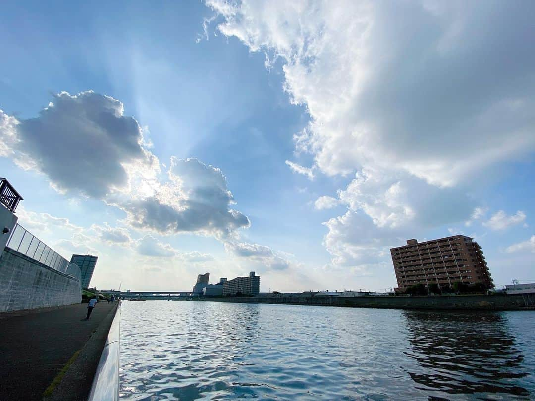 夏目亜季さんのインスタグラム写真 - (夏目亜季Instagram)「【荒川区の自然】  東京の自然も最高。  京都の舞鶴時代、『春のうららの隅田川〜♫』って音楽の時間習ってたけど、隅田川なんて遠すぎる存在で、どこやねん。伊佐津川しかしらんわ。と思ってたけど、そんな隅田川のそばに住んでます。 歩いて伊佐津川から歩いて隅田川。 隅田川より伊佐津川の方が綺麗。 伊佐津川が恋しい笑  明日は健康診断です！！ 学生のときは学校で受けたけど そこからフリーランスだったので 自分の病気に関する検査しかしてこなかったけど 区役所から毎年健康診断受けれるよ〜っていわれるから今年は受けることにした。 去年は毎月、病気の方で血液検査してるしええかと思ってやらなかった。 明日バリウム人生初めて飲む！怖。 どんなんやろ？楽しみと恐怖と。😉  #荒川区議会議員 #荒川区 #隅田川 #伊佐津川 #京都府 #京都 #舞鶴市 #舞鶴 #東京 #東京都 #尾久の原 #尾久の原公園」8月25日 19時52分 - ochame_akichin