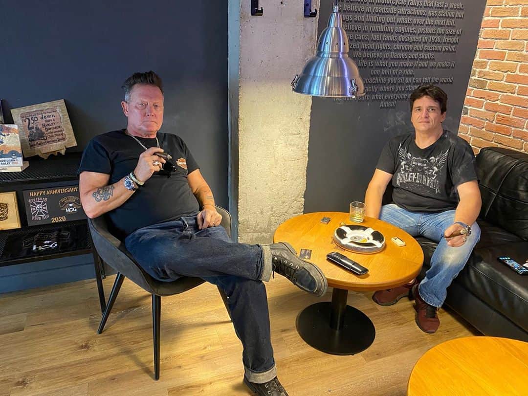 ロバート・パトリックさんのインスタグラム写真 - (ロバート・パトリックInstagram)「Hanging with fellow Harley-Davidson Dealership Owner Aris Tzelepis at his beautiful shop in Sofia! #harleydavidson」8月25日 19時53分 - ripfighter