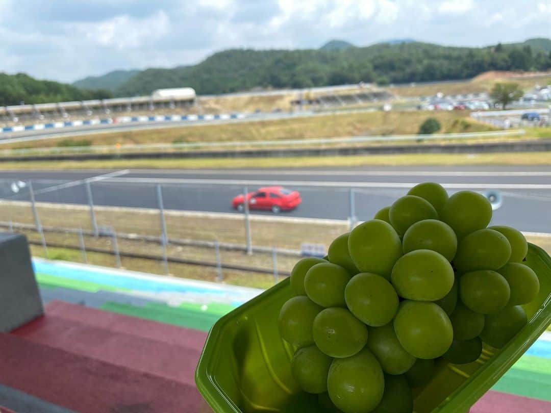 大池水杜さんのインスタグラム写真 - (大池水杜Instagram)「Last Sunday was Dayoff with my #AE86 at #ae86day , In Okayama international circuit🚗💨 @carfactoryai_86  日曜日はオフ日にして大好きなハチロクに浸ってました👍🏻 走ってるハチロクを見に行けて嬉しいしカッコよかったー！亜衣さんにお会いできたり、久しぶりに会う方も多く、ドライブも出来て良きリフレッシュになりました😁 サーキットに冷えたシャインマスカット持っていってめっちゃ美味しかった！ @visavis_jp #タウン情報おかやま #ライト電業 #bigjohn #bluesakura #slopeshot #bmx #bmxgirl #bmxfreestyle #bmxwomen #toyota #sprintertrueno #スプリンタートレノ #トレノ #trueno #ae86trueno #ハチロク #旧車 #昭和の車 #86 #86女子 #車好き女子 #車好きと繋がりたい #岡山 #carfactoryai #hachiroku #japanesecar #岡山国際サーキット #ドライブ」8月25日 19時53分 - minato_oike
