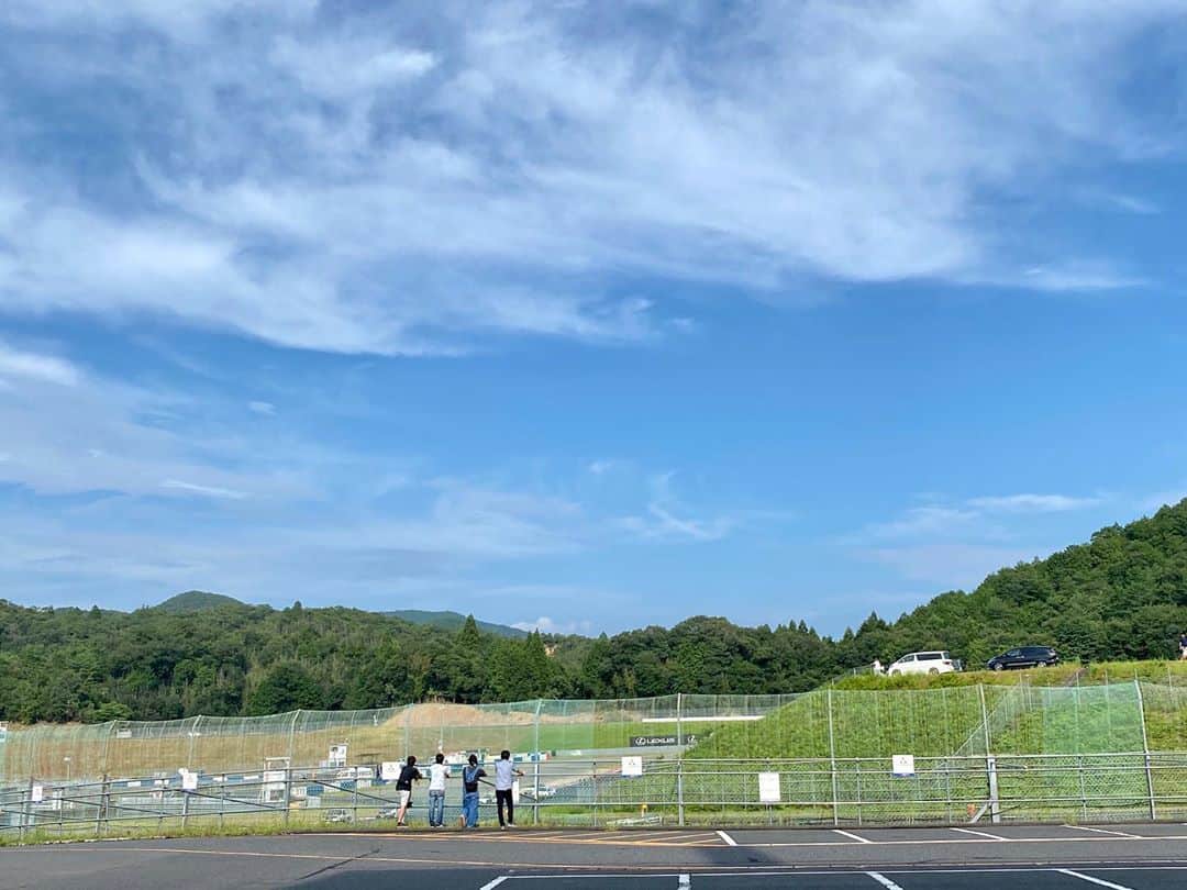 大池水杜さんのインスタグラム写真 - (大池水杜Instagram)「Last Sunday was Dayoff with my #AE86 at #ae86day , In Okayama international circuit🚗💨 @carfactoryai_86  日曜日はオフ日にして大好きなハチロクに浸ってました👍🏻 走ってるハチロクを見に行けて嬉しいしカッコよかったー！亜衣さんにお会いできたり、久しぶりに会う方も多く、ドライブも出来て良きリフレッシュになりました😁 サーキットに冷えたシャインマスカット持っていってめっちゃ美味しかった！ @visavis_jp #タウン情報おかやま #ライト電業 #bigjohn #bluesakura #slopeshot #bmx #bmxgirl #bmxfreestyle #bmxwomen #toyota #sprintertrueno #スプリンタートレノ #トレノ #trueno #ae86trueno #ハチロク #旧車 #昭和の車 #86 #86女子 #車好き女子 #車好きと繋がりたい #岡山 #carfactoryai #hachiroku #japanesecar #岡山国際サーキット #ドライブ」8月25日 19時53分 - minato_oike