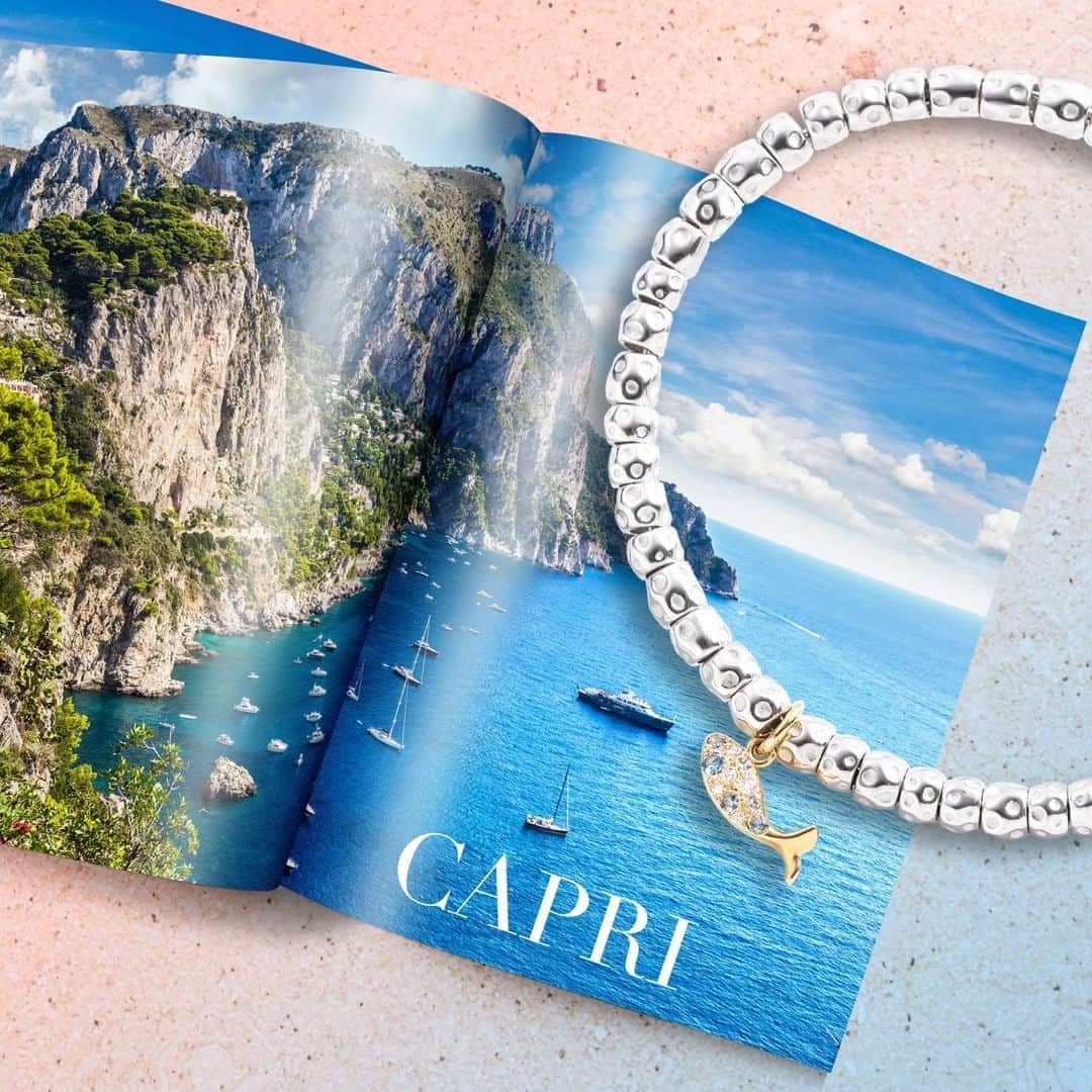 ドドさんのインスタグラム写真 - (ドドInstagram)「The light blue sapphires of DoDo Fish charm reflect the pristine blue waters of Capri Grotta Azzurra.⁣ ⁣ #DoDoJewels #CharmingJewelry #SeaEmotions」8月25日 19時54分 - dodojewels