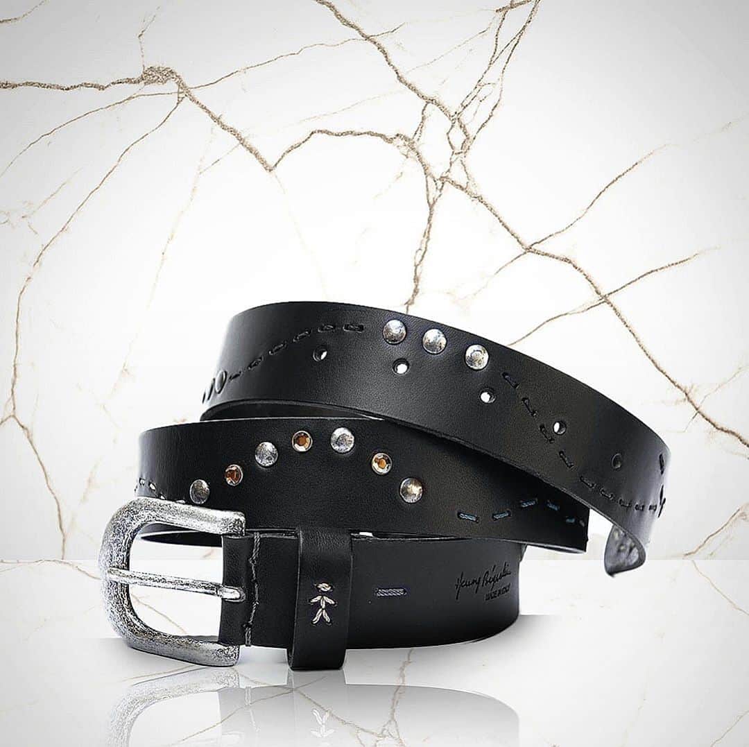 エンリーベグリンのインスタグラム：「Our Marea Cuoio Nero belt takes inspiration from the sea shapes with silver and bronze tone rivets and crystal beads. #HBSS20#henrybeguelin #belt#marea#black#calfleather#cuoio#handmade#italy#」
