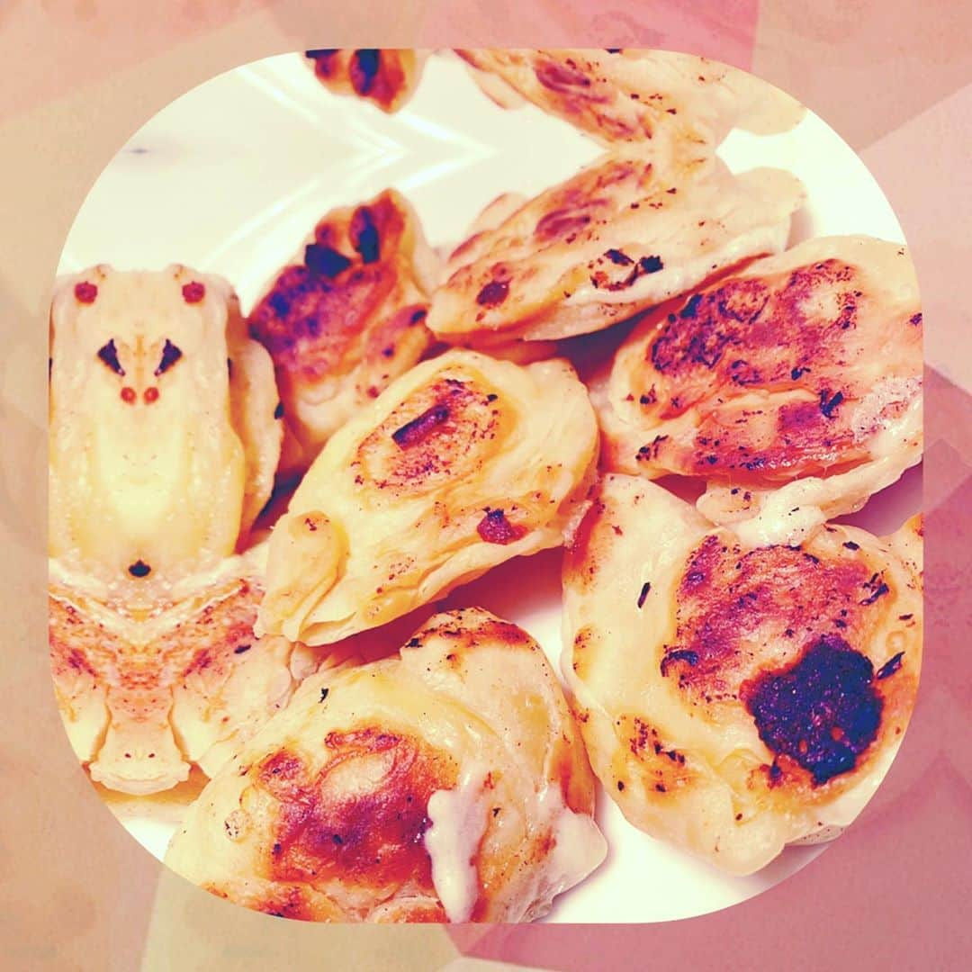 LINAさんのインスタグラム写真 - (LINAInstagram)「こないだオンライン料理教室で作ったロシア伝統的な料理「ペリメニ」 のあげだやつ❣️  茹でてある方には挽肉が入ってて、こっちにはチーズの2種類作ったよ🍳  ずっと英語でレッスンなんだけど、事前に使う単語とか流れの資料送ってくれてるから当日もスムーズに料理できました❣️  #mixcook #オンラインレッスン @lets_eigooo」8月25日 19時55分 - rinatea0519