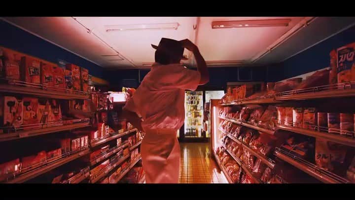 shojiのインスタグラム：「［Too hard to choose］  Music by @masaki_tomiyama_tokyo  Sing and lyrics by @marter_official_   コンビニで買い物しようと思ったら、200円しか持ってなかった。。。  子供の頃って、限られたお金でお菓子を買う時、何買うか考えながらわくわくしたけど、大人になって色々買えるようになると、あの頃みたいにワクワクしなくなったかもな。。。 なんて考えながら、作った作品です。笑 200円しか持ってなかったら、お菓子達がまた輝いて見えるはず。  s**t kingz DANCE VIDEO "First Album"﻿ 【 FLYING FIRST PENGUIN 】﻿ DECEMBER ON SALE﻿ ﻿ New Dance Video🎬with Original Music🎧﻿ Five🖐🏼Months in a Row.﻿ ﻿ 「メンバーが表現したいこと﻿ メンバーが踊りたいこと」﻿ ﻿ シッキンメンバーひとりひとりが﻿ ダンスを中心に﻿ ﻿ 音楽・映像...﻿ 全てをディレクションした﻿ 渾身のダンス映像作品が5ヶ月連続リリース🔥﻿ ﻿ さらに、12月にダンス映像作品集﻿ ＜見るダンス映像アルバム＞﻿ 「 FLYING FIRST PENGUIN 」を発売🐧﻿ ﻿ ●メンバーコメント●﻿ 「ファーストペンギンとは、“集団で行動するペンギンの群れの中から、天敵がいるかもしれない海へ、魚を求めて最初に飛びこむ1羽のペンギンのこと。転じて、その“勇敢なペンギン”のように、リスクを恐れず初めてのことに挑戦する者”の意味。ダンサーというアーティストの中で、恐れずにどんどん新しい事に挑戦していく姿勢、更に、本来であれば、“飛べない鳥”であるペンギンが、“ＦＬＹＩＮＧ＝飛ぶ”ことで、不可能を可能にしていきたい想いを込めました。この作品が、ダンス映像作品をよりたくさんの方に楽しんでもらえるきっかけになるといいなと思います」﻿ ﻿ #stkgz #シッキン #フライペン﻿ #FLYINGFIRSTPENGUIN #FFP #🐧﻿」