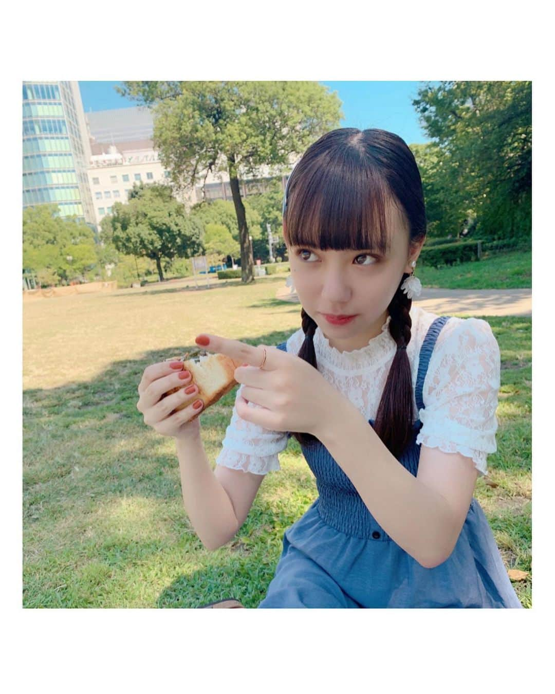 川瀬あやめ（ukka）さんのインスタグラム写真 - (川瀬あやめ（ukka）Instagram)「.﻿ サンドウィッチ ﻿ 今すぐ食べたいよ、︎🐻﻿ ﻿ 2枚目 なんて言ってるか分かる？﻿ 当てられるかな~😌﻿ ﻿ #サンドウィッチ#BLT#ベーコンレタストマト#テイクアウト#芝生#ピクニック#芝公園#川瀬あやめ#ukka#アイドル」8月25日 20時04分 - ayame_kawase