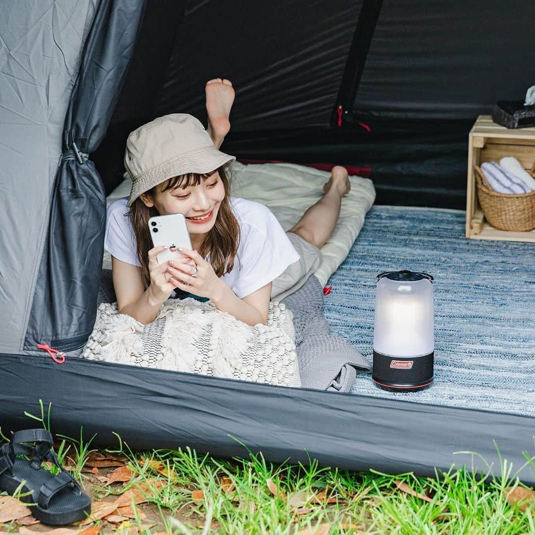 Coleman Japanのインスタグラム：「＼LEDライトと音楽が夜のキャンプを盛り上げる♪／  ランタン風デザインのLEDライトは、Bluetoothで音楽再生もできる優れもの👌 ・ 光の明るさも3段階で変えられるから、キャンプ場でもムーディーに💫 おうちのインテリアにしても可愛い😙 ・ ⚠️音量などマナーを守って使いましょう。 ・ 【Coleman × mer】 #merキャンプ部 初めてキャンプ公開中❣️ https://bit.ly/326TVYR ・ ・ ・ #mer / @merweb_official #まる / @marumaru1530 ・ #灯そうColeman #灯そうコールマン #灯そう #Coleman #コールマン #Camp #キャンプ #Outdoor #アウトドア #Lantern #ランタン #LEDランタン #360°サウンド&ライト #私のコールマン」