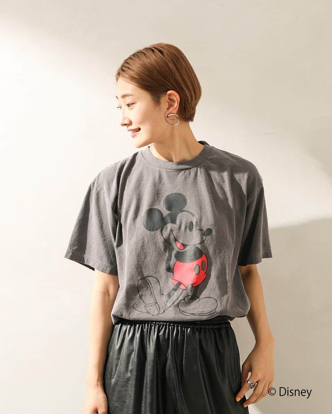 JOURNAL STANDARDさんのインスタグラム写真 - (JOURNAL STANDARDInstagram)「"MICKEY MOUSE" JS VINTAGE PRINT  JOURNAL STANDARD別注のオーバーサイズとヴィンテージ風なミッキーのプリントが可愛いＴシャツ。 古着の様な風合いにする為、クラックプリントを施している手の込んだ一品。  インクの配合と職人技で、1枚1枚違ったひび割れの仕方になるのが、このプリント手法の特徴です！ ミッキーの柄をかすれさせたり、白い部分を色抜きしたりとこだわりの詰まったプリントがポイント！！  使用しているTシャツの素材には日本製の「VARIEGATOR」を使用。VARIEGATORはマイナスイオンの染料で染色した上からプラスイオンの顔料をオーバーダイし、2浴染めする事により、立体的で奥行きのある独特な色合いとユーズドタッチを表現しています。  背ネームにも小さくミッキーをプリントし、着ていない間や家で飾っていても楽しめる一枚です。  後加工を施し、始めて袖を通したときから長年愛着を持って着ていたかのように身体になじむ一枚です！  ¥5,000+TAX﻿　NO.20071610039010  【展開店舗】 JOURNAL STANDARD Men's 全店舗、ベイクルーズストア ※ベイクルーズストアでは近日発売予定 ※商品のお問い合わせに関しましては、お近くの店舗までお申し付けくださいませ。﻿  #ディズニー #ミッキーマウス  #ジャーナルスタンダード #JSでしか買えないモノ #tシャツ #ベイクルーズ #ファッション #ベイクルーズ #disney  #journalstandard #mickeymouse  #tshirts #baycrews #mens #fashion」8月25日 20時16分 - journalstandard.jp