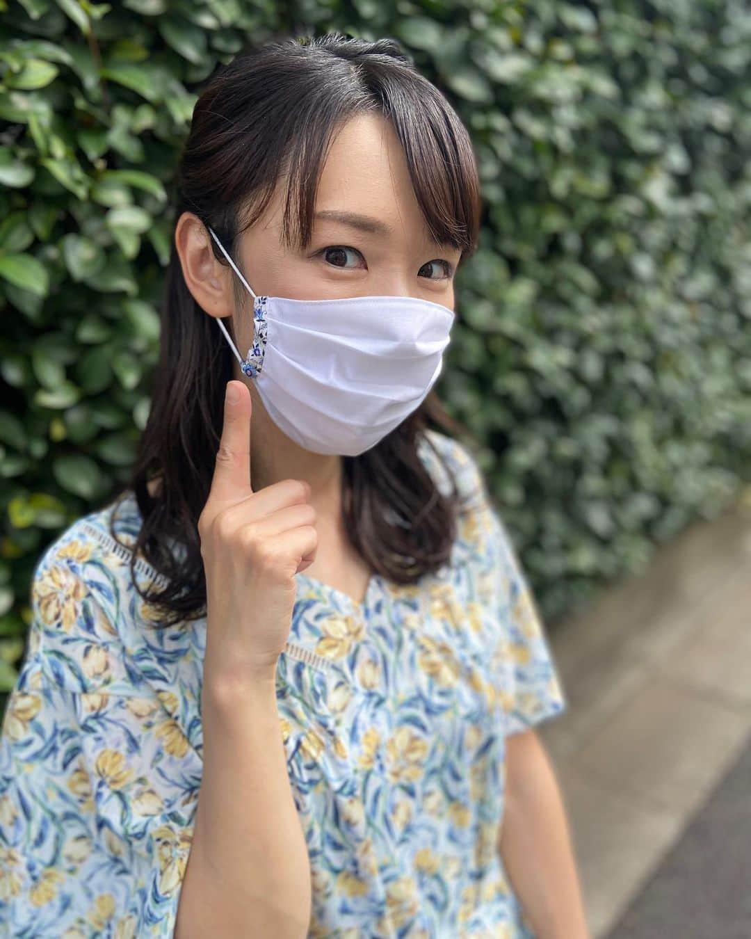 堂真理子さんのインスタグラム写真 - (堂真理子Instagram)「今日は私服もワンピースでした👗 サラッと着心地が良い生地のらくちんワンピースがお気に入りです♫ 母が作ってくれたマスクの、両サイドに施してあるリバティ生地ともちょうど合いました💕 　  #私服　#ワンピース　#楽ちんコーデ  #手作りマスク　#リバティ  　#堂真理子　#テレビ朝日　#アナウンサー」8月25日 20時16分 - mariko_do