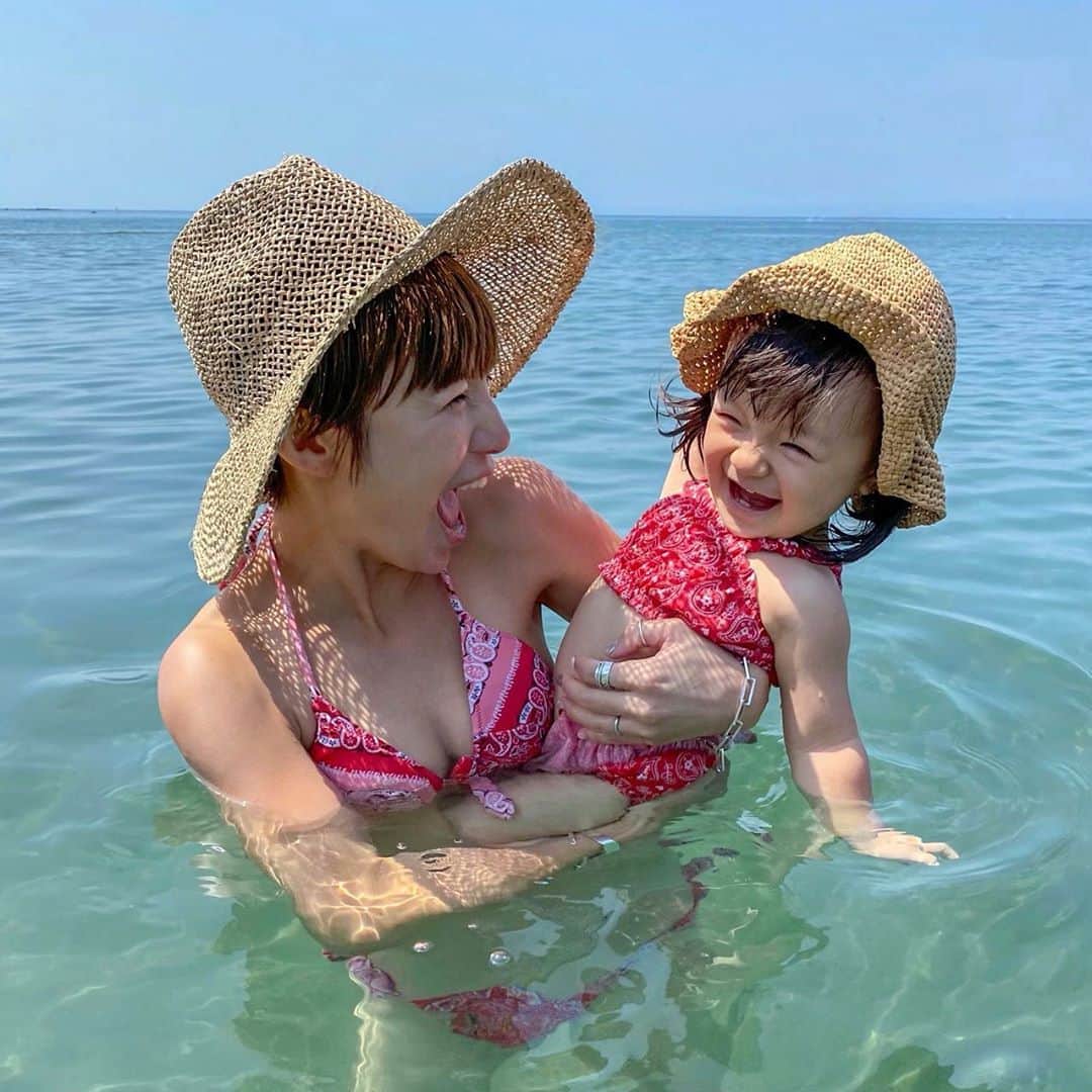長谷川あやのインスタグラム：「🏝🏝🏝#kanagawa#trip#travel#japan#sea#あや旅成長日記#家族旅行#小夏のいる生活#海 ・ ・ ・ 夏、満喫してきた👨‍👩‍👧💓 ・ 全力で『夏』してる娘にほっこり✨ よっぽど今日の海が気に入ったのか 全然海からでてこなくて家族全員こんがり😎 ・ 親達もっと体力つけなくては！笑 ・ （5枚目） 相変わらず『ママ』じゃなく なぜか『あや』と呼ばれる私🤣💭 パパはちゃんと言えるのになぁ、、、笑」