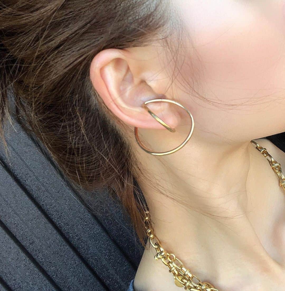 のインスタグラム：「デザインに一目惚れした　@mois_accessory のイヤーカフ♡ . 存在感抜群でめちゃかわいい🙈💕💕 . . #kaumo_fashion #locari #ponte_fashion #mineプチプラ部 #mois_accessory #イヤーカフ #イヤーカフコーデ #イヤーカフハンドメイド #イヤーカフイヤリング #accessory #ハンドメイドアクセサリー #mineby3mootd」