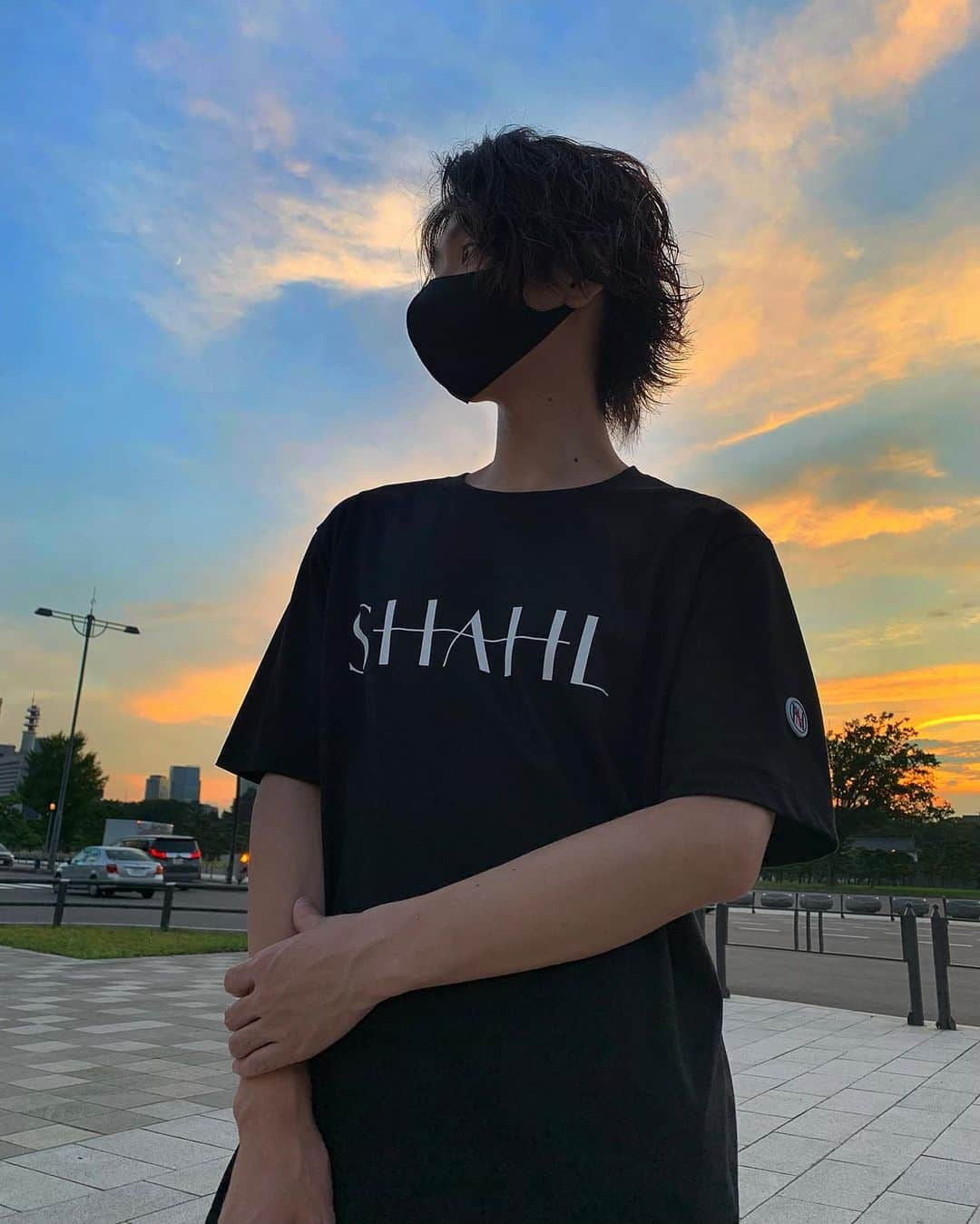 ひよこ先輩さんのインスタグラム写真 - (ひよこ先輩Instagram)「【 @shahl_official 】 ここのTシャツ生地好きやから 前のやつとは違うデザインの🐥🌸 たくさん歩いて足筋肉痛🦵 . #Tシャツ　#ストリート　#カジュアル　#スニーカー　#ヴィトン  #ストリートファッション　#モード #デニムスニーカー　#デニム　#夏　#夏コーデ #ポニーテール　#アップヘア　#ロングヘア」8月25日 20時10分 - piyo14ko