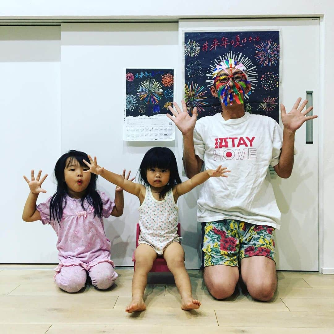 富所哲平さんのインスタグラム写真 - (富所哲平Instagram)「https://jomo-news.co.jp/ad/hanabi/ #来年の夏はきっと #上毛新聞 #家族で塗り絵 #酒TAYHOME #花火 #塗り絵 #貼り絵 #でんぷんのり #肌荒れた #あおみどろ上手 #ひなたろす紛失 #嫁どころ不参加 #アンカンミンカン富所 #家族時間 #イラスト #ジャパンスタイル群馬 #ジャパンスタイル群馬の家 #ジャパンスタイル #めがねのカムイ  上毛新聞さんの素敵な企画に乗っかりました。」8月25日 20時11分 - tomitetsu823