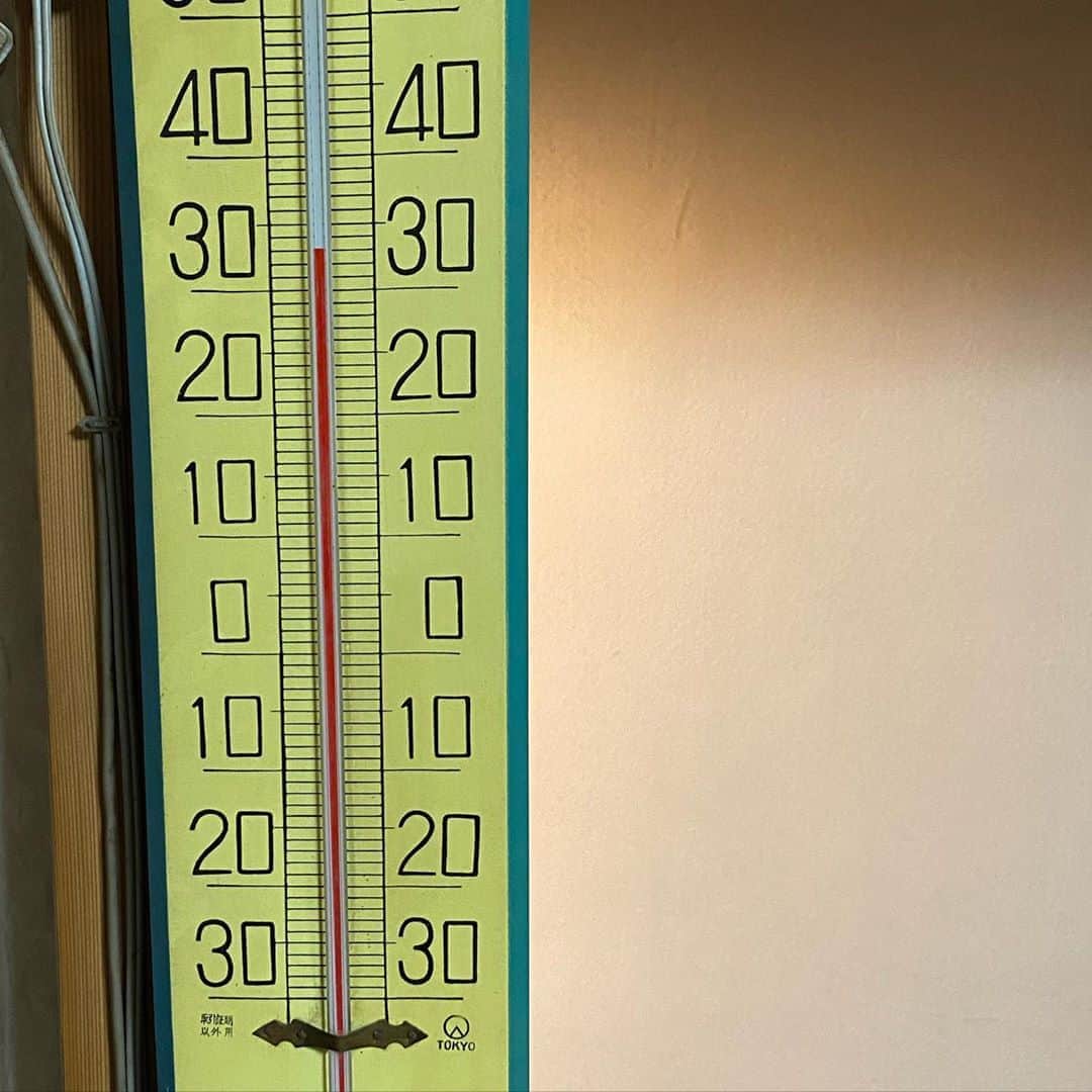 椎名桔平さんのインスタグラム写真 - (椎名桔平Instagram)「#k2#古民家 室内の温度計を見たら、なんと33度。 皆んなでチョー頑張っております！！」8月25日 20時13分 - kippeishiina
