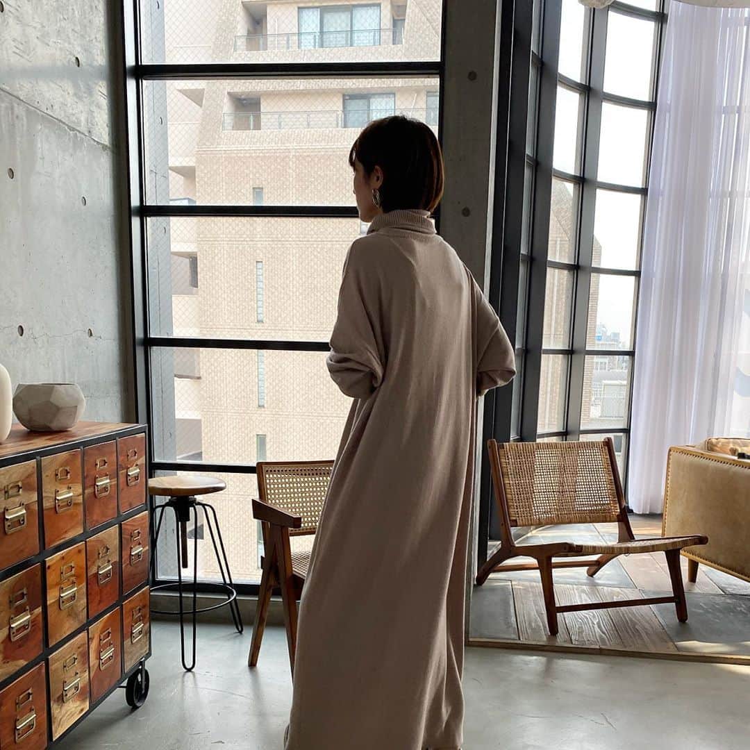 美生のインスタグラム：「🧺﻿ ﻿ 毎日あっという間に﻿ 時間が過ぎて﻿ あれもこれも﻿ 時間が足らないなぁ🐏 ﻿ 常に頭の中は﻿ 可愛い @donobanweb の 秋冬アイテムのことと﻿ 娘たちでいっぱい😳♡﻿ ﻿ そして疲れ果てて﻿ 娘たちと共に寝落ち…🙃﻿ ﻿ 今夜こそ﻿ 大好きなチョコモナカジャンボを食べながら﻿ ダラダラする 自分時間作ろ〜！」
