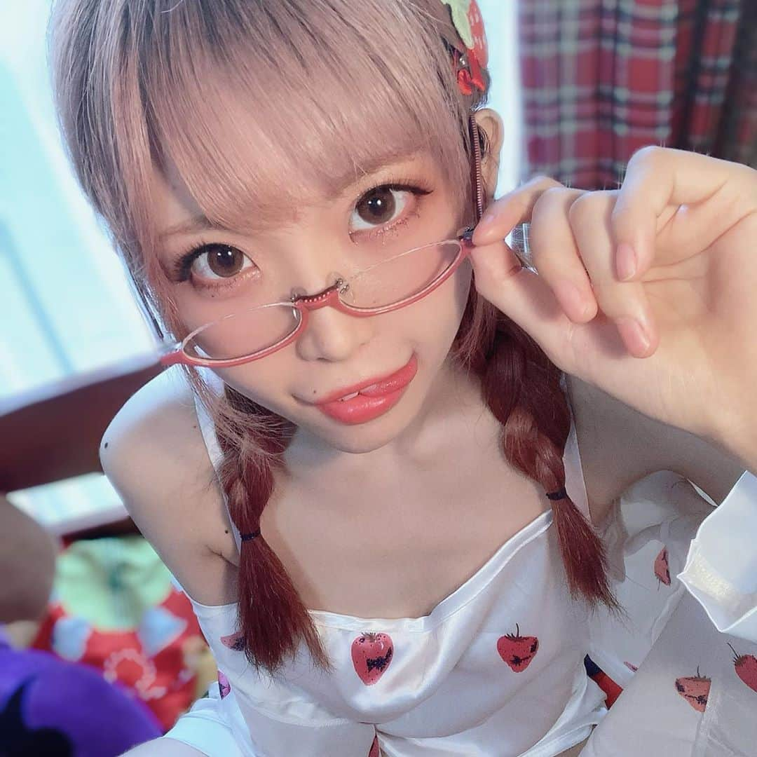 甘栗いるふのインスタグラム：「🍓  #三つ編み女子 #派手髪 #自撮り #selfie #ぱじゃま」