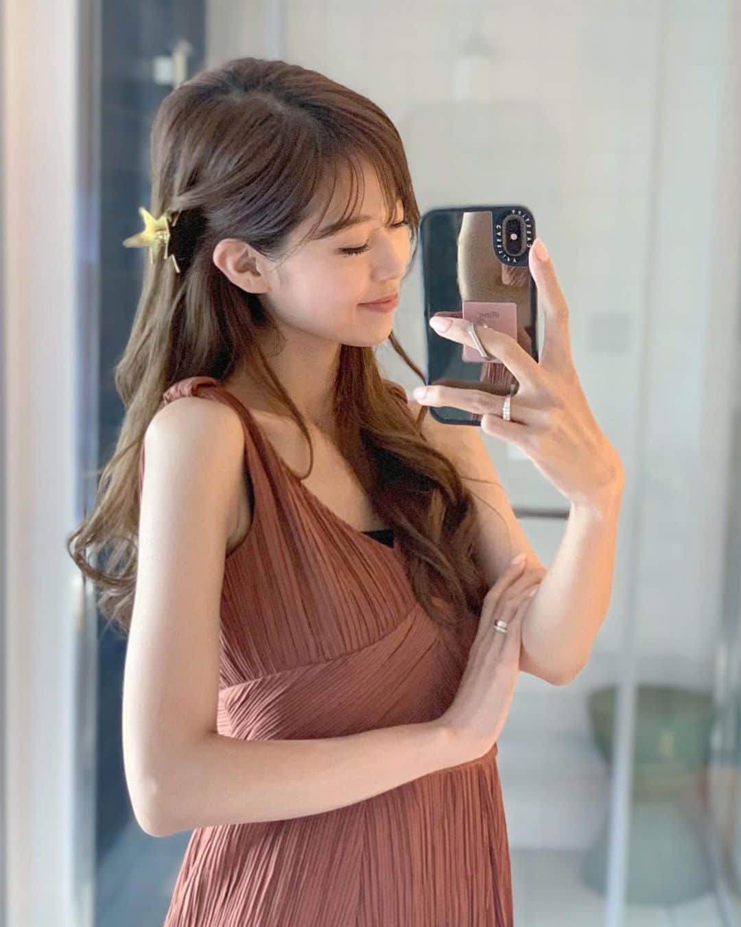 のインスタグラム：「. ちょっと髪をまとめたいときに愛用しているこの @stellarhollywood のヘアクリップ✨　  大好きな星モチーフでお気に入り🤗 . . . #stellarhollywood #ステラハリウッド #ステハリ #ヘアクリップ #EstellaK #エステラケー #coordinate #fashion #instafashion  #ootd  #onepiece #コーディネート」