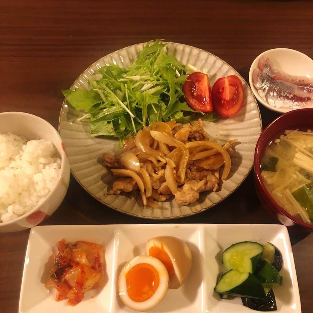 南條早紀さんのインスタグラム写真 - (南條早紀Instagram)「しょうが焼き定食〜🥰 . 豚肉のコマ切れが安かった！ アジが食べたかった🐟💕 煮卵も作った🐣 …ので、しょうが焼き定食風にした😘 . それっぽくなったので記念に🍴✨✨ （きのうのごはん） . . もりもり食べて夏バテ防止〜🍉✨ わたしの場合ちょっとくらい 食欲落ちてくれても困らないのにな〜🐖笑 . . きょうも1日お疲れさまでした🍻 . . #富山県 #富山市 #富山 #toyama #おうちごはん #お家ご飯 #おうち時間 #自炊 #自炊記録 #料理記録 #料理 #修行中 #料理勉強中 #めんどくさい けど #楽しい #家庭料理 #しょうが焼き #簡単レシピ #しょうが焼き定食 #アジ #刺身 #煮卵 #キムチ #浅漬け #白米 #味噌汁 #アナウンサー #南條早紀 #早紀飯 #なんじょうのにちじょう」8月25日 20時25分 - nanjo_saki